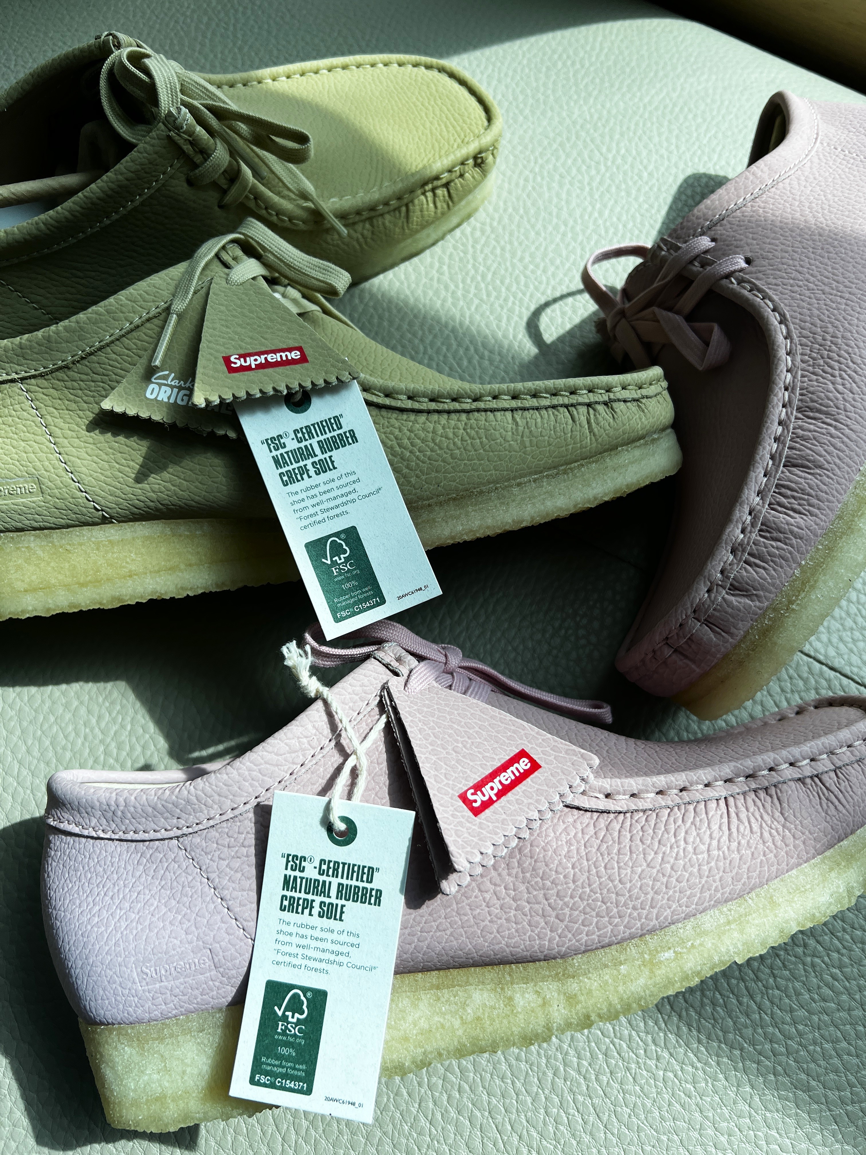 Clarks x Supreme Reflective Wallabee Pink - 25SS, Clarks x Supreme Reflective Wallabee Natural - 25SS 착용 스타일
