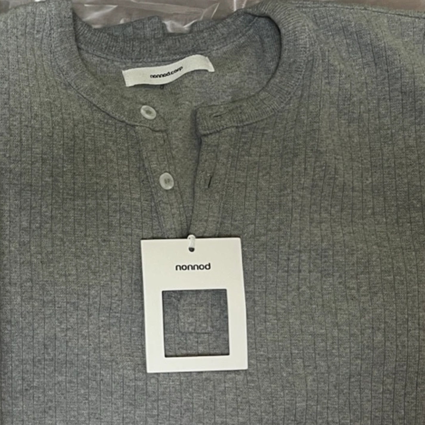 Nonnod Finger Hole Henry Neck T-Shirt Grey 착용 스타일