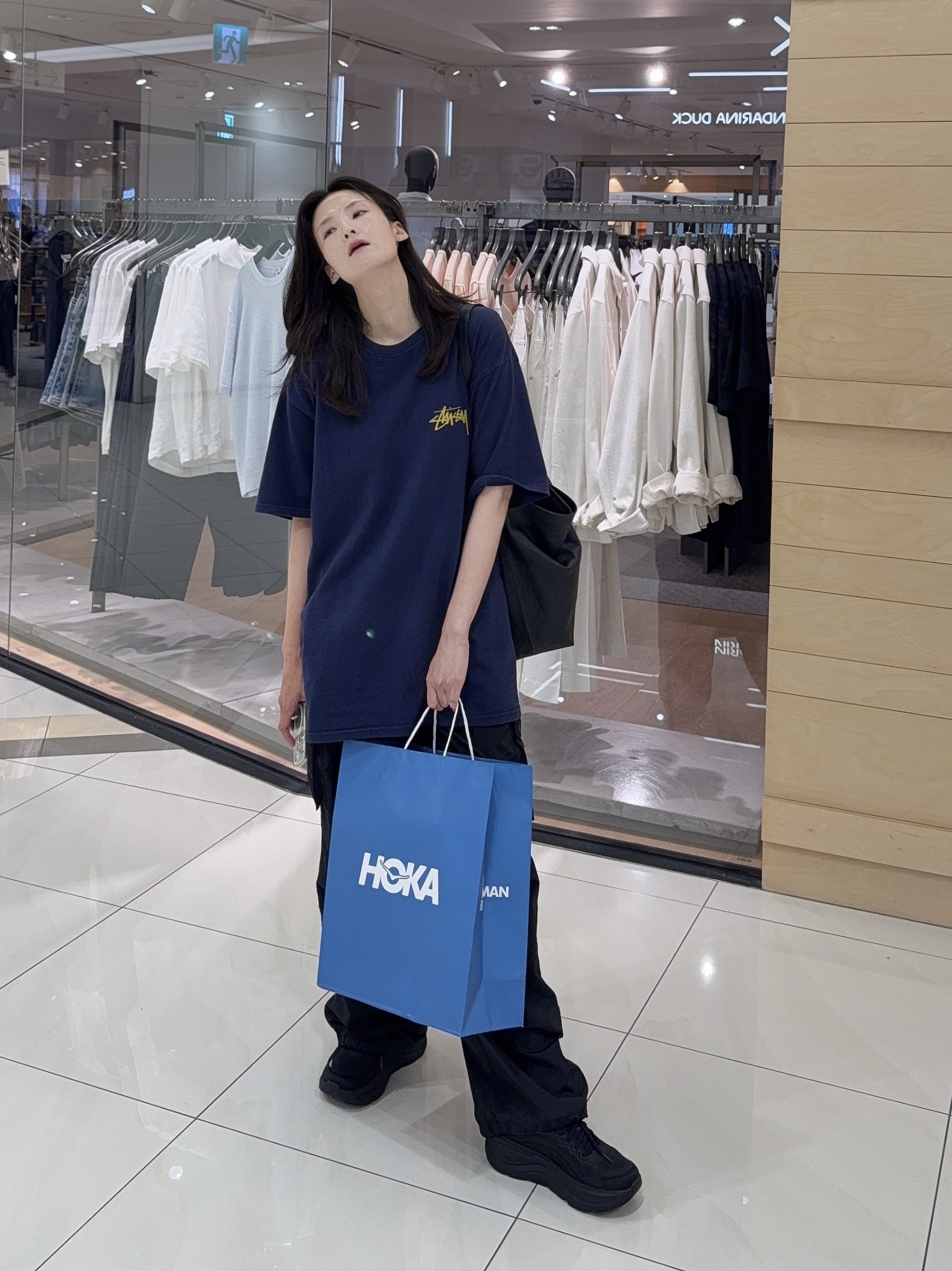 Hoka Bondi 9 Black - Wide, Stussy Ist Lion T-Shirt Navy 착용 스타일 - 1
