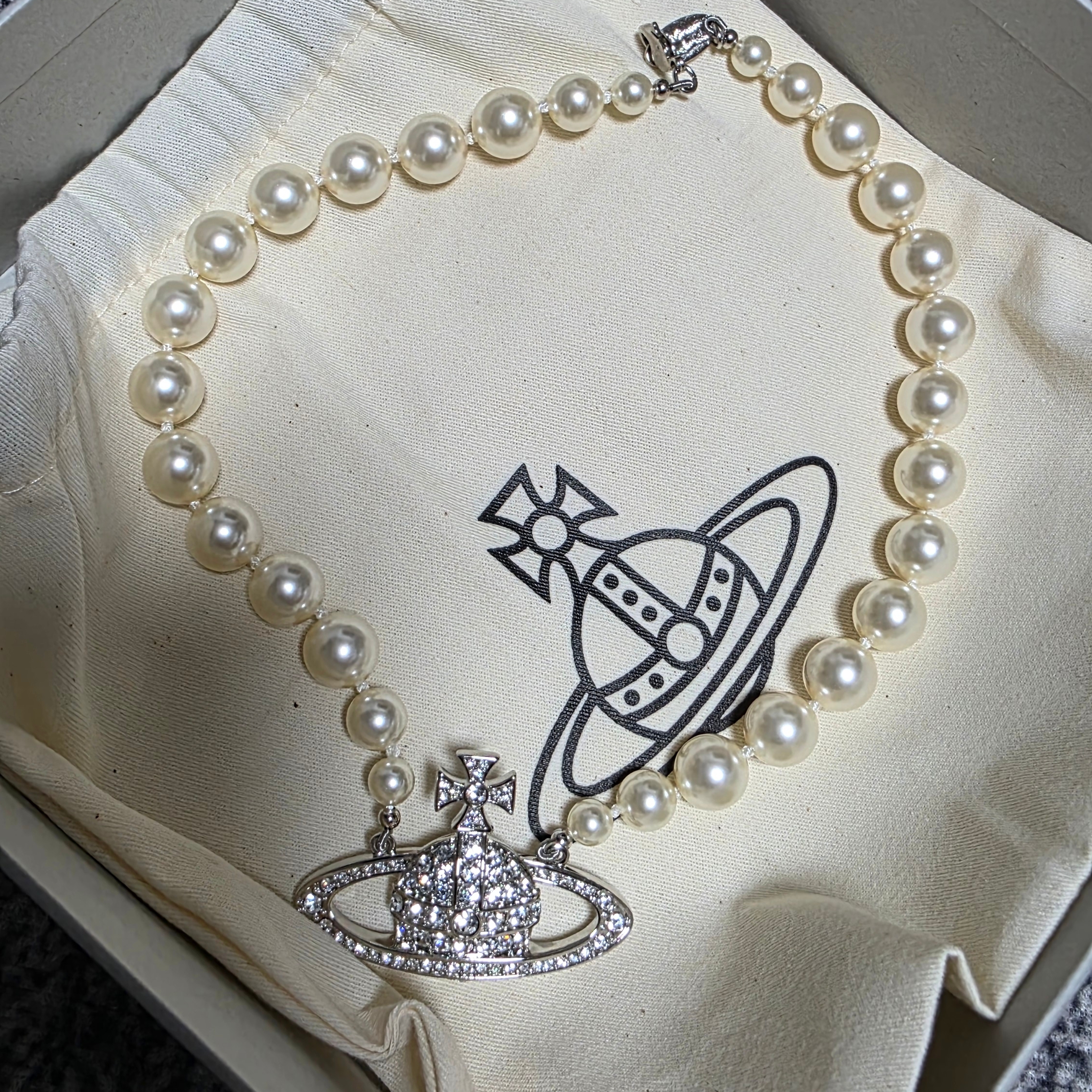 Vivienne Westwood One Row Pearl Bas Relief Choker Silver 착용 스타일 - 1
