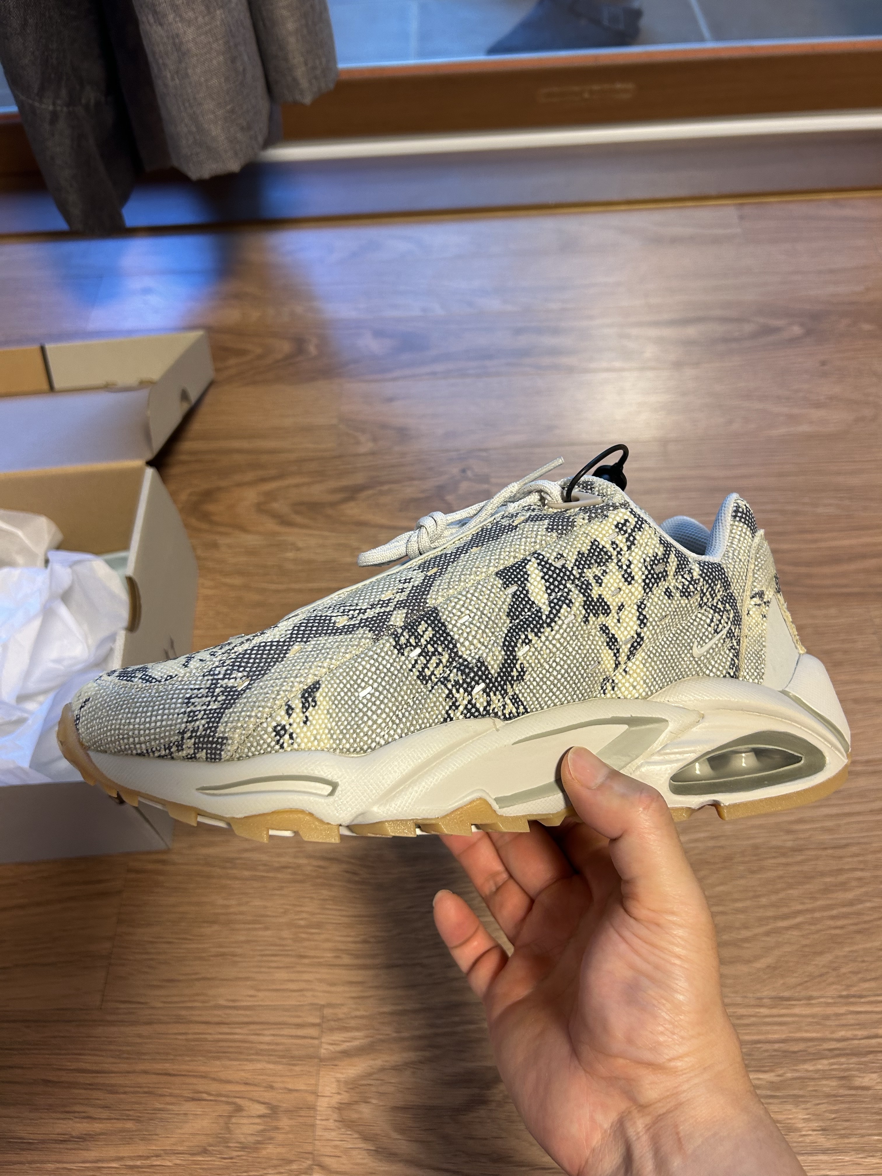 Nike x Drake Nocta Hot Step Air Terra Light Bone 착용 스타일 - 1