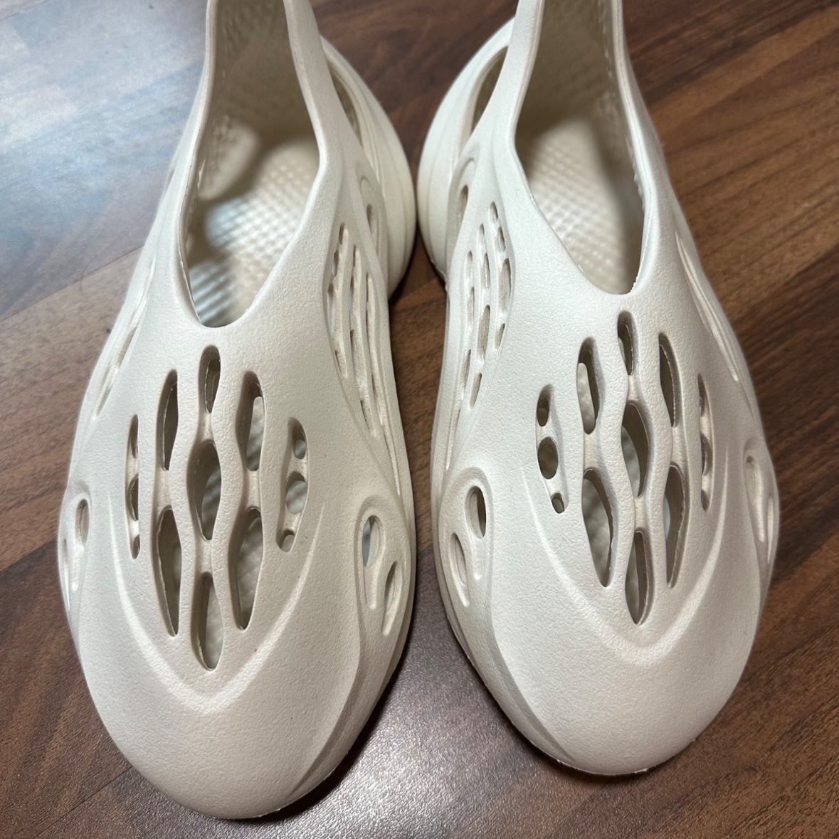 Adidas Yeezy Foam RNNR Sand 착용 스타일