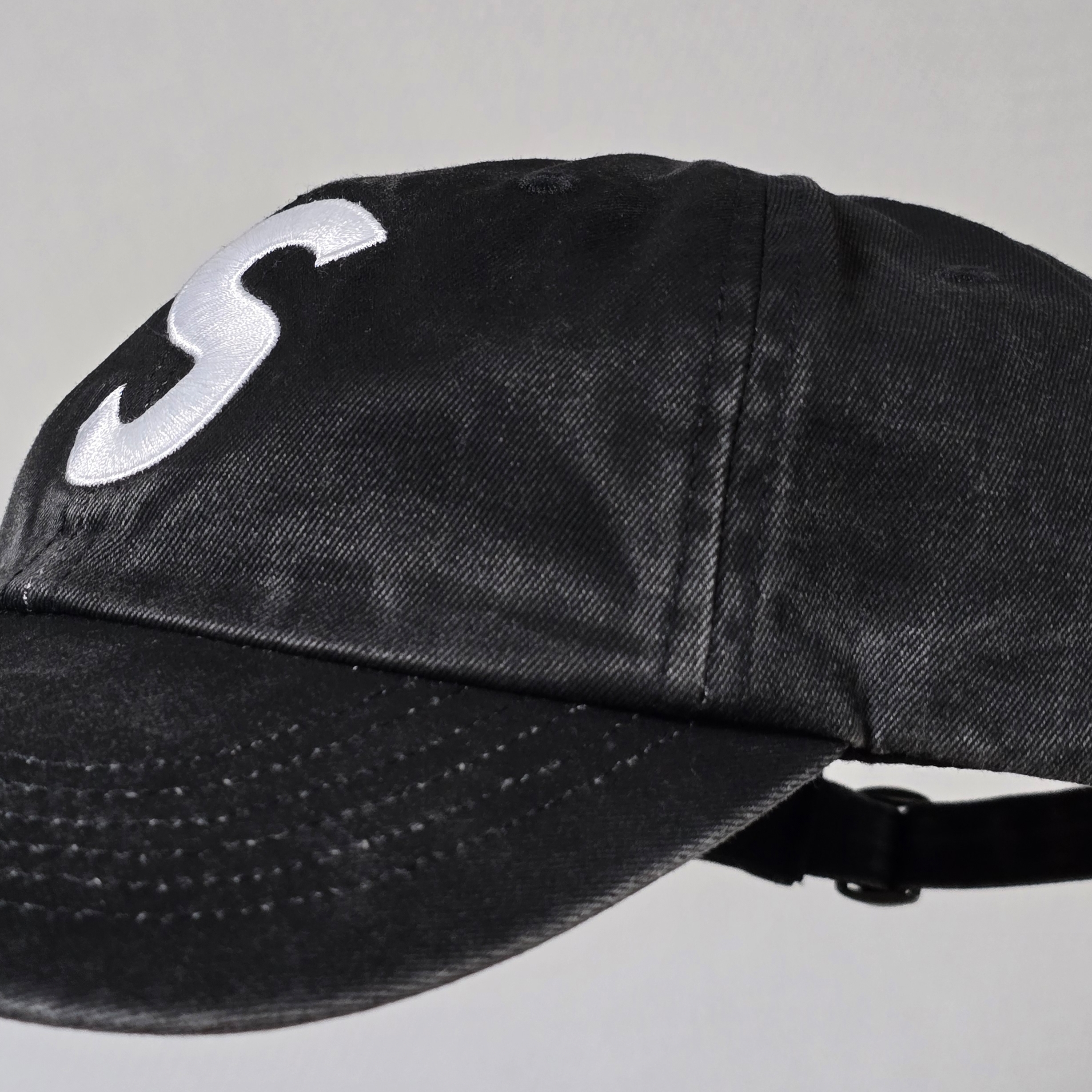 Supreme Pigment Coated S Logo 6-Panel Black - 25SS 착용 스타일