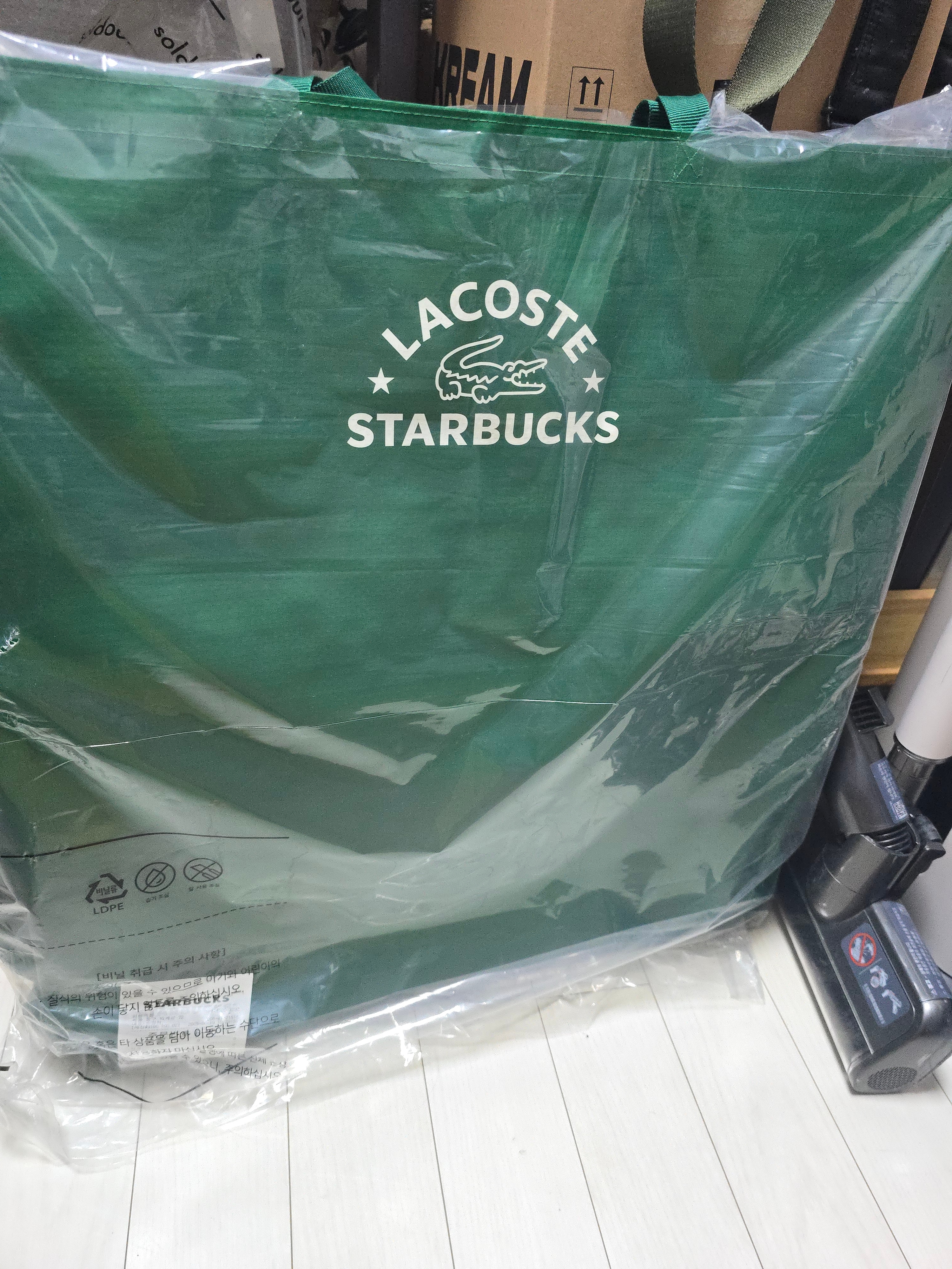 Starbucks x Lacoste Wide Folding Chair Green 착용 스타일