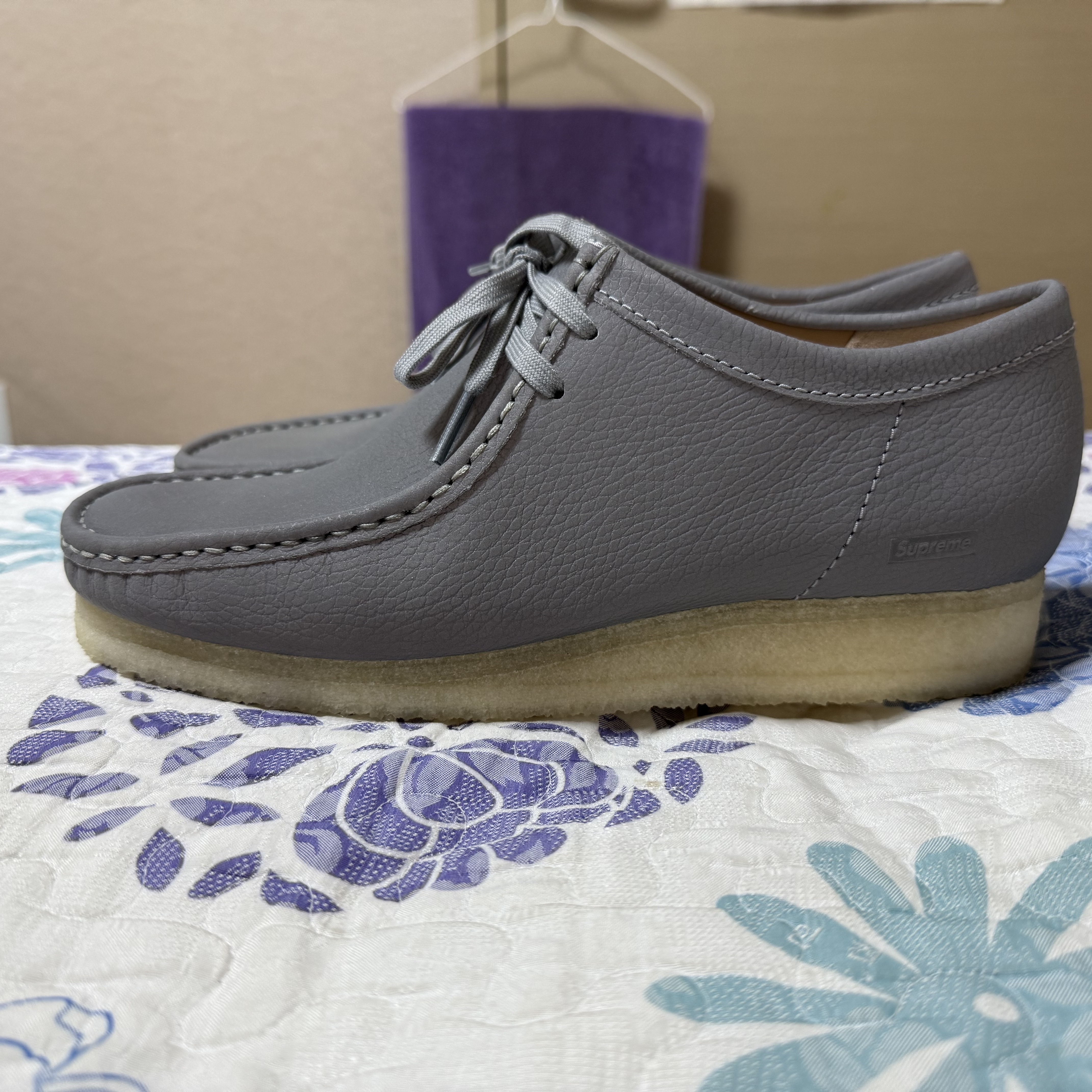 Clarks x Supreme Reflective Wallabee Silver - 25SS 착용 스타일 - 3