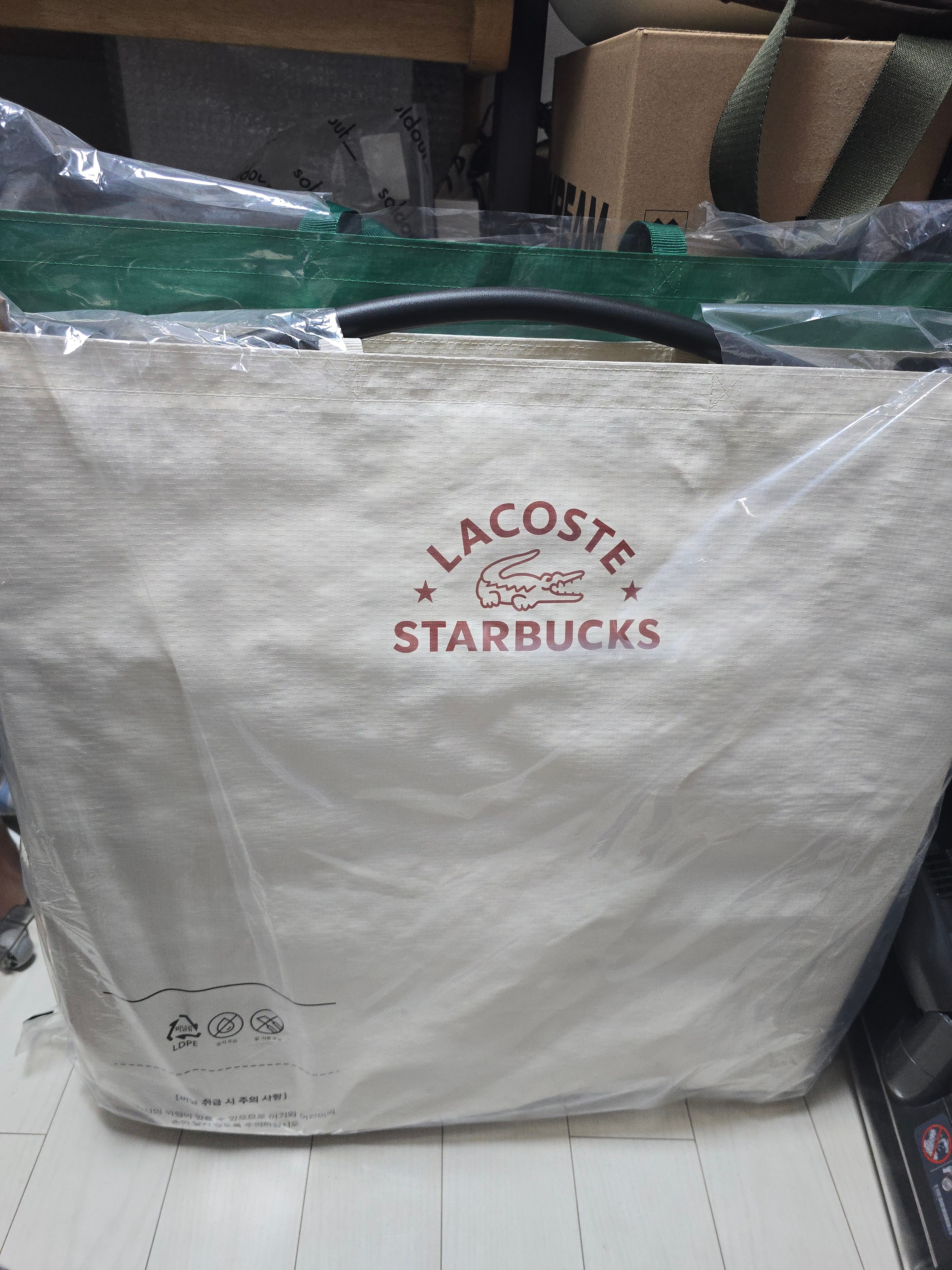 Starbucks x Lacoste Wide Folding Chair Ivory 착용 스타일