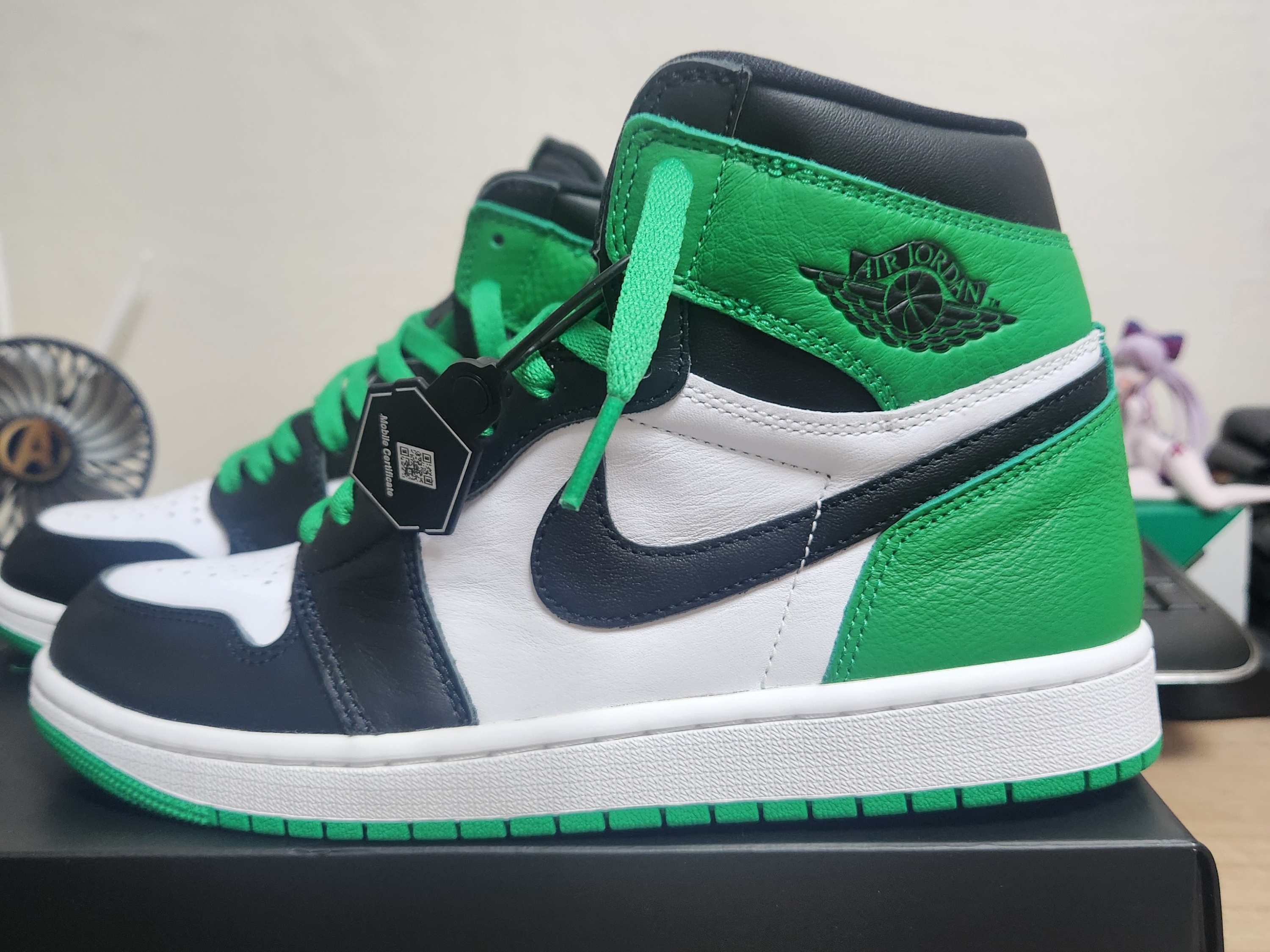 Jordan 1 Retro High OG Black and Lucky Green, Nike x Stussy Air Force 1 '07 Mid SP Black and Light Bone 착용 스타일 - 1