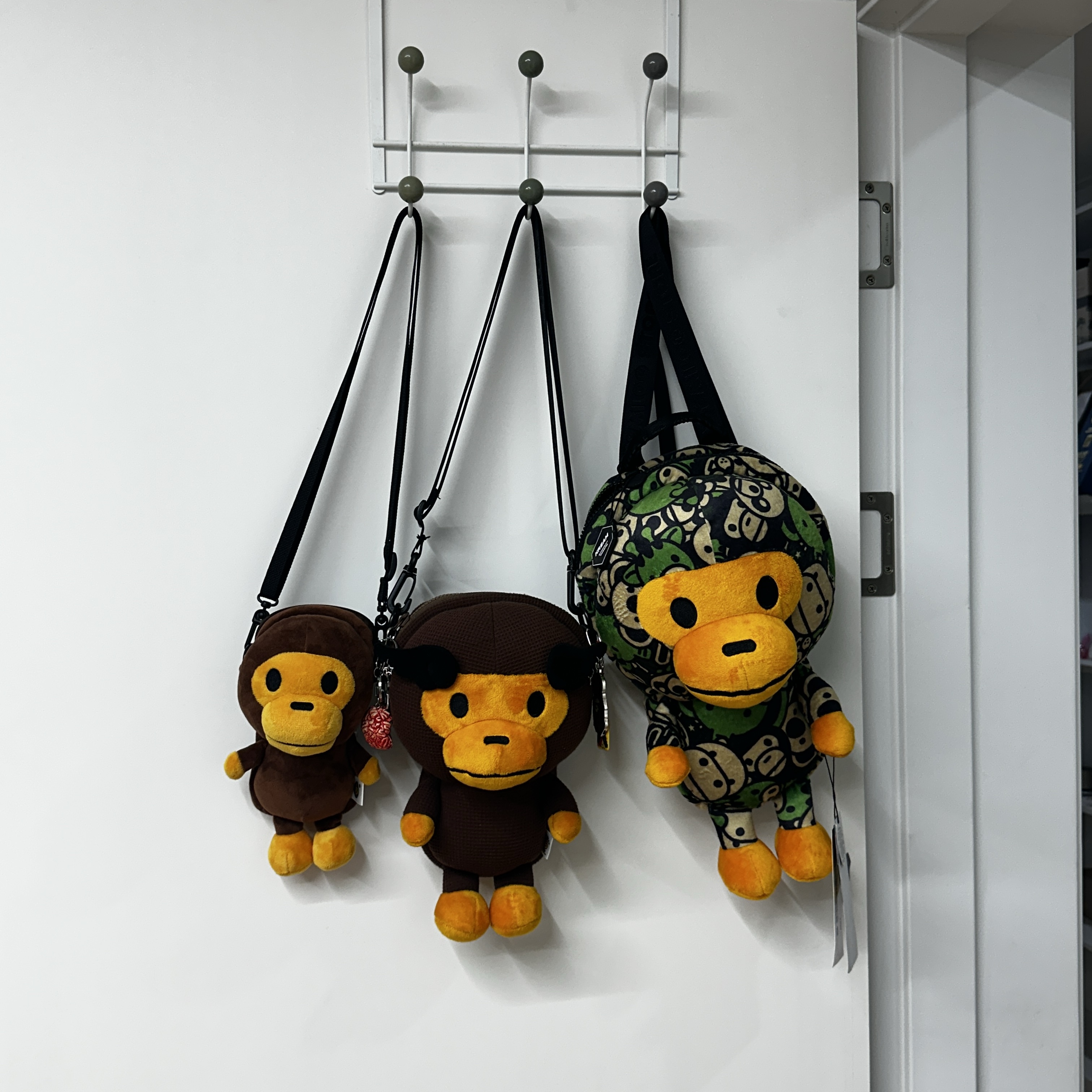 BAPE Baby Milo Mobile Bag Brown, BAPE Baby Milo Plush Cross Bag Brown 착용 스타일