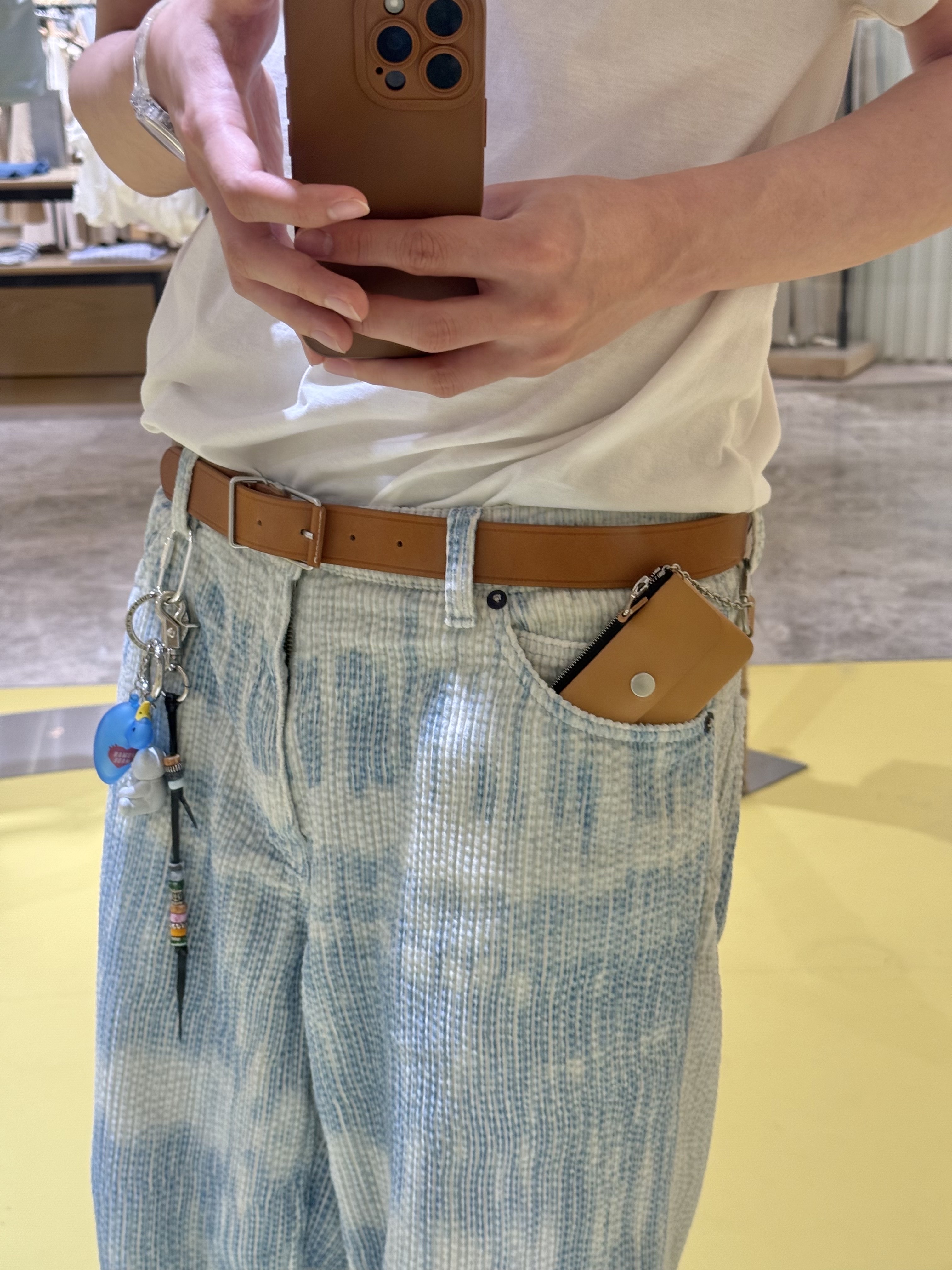 Athe garcon Leather Belt Dark Beige Buttero, Human Made Duck PVC Key Chain Blue 착용 스타일 - 2