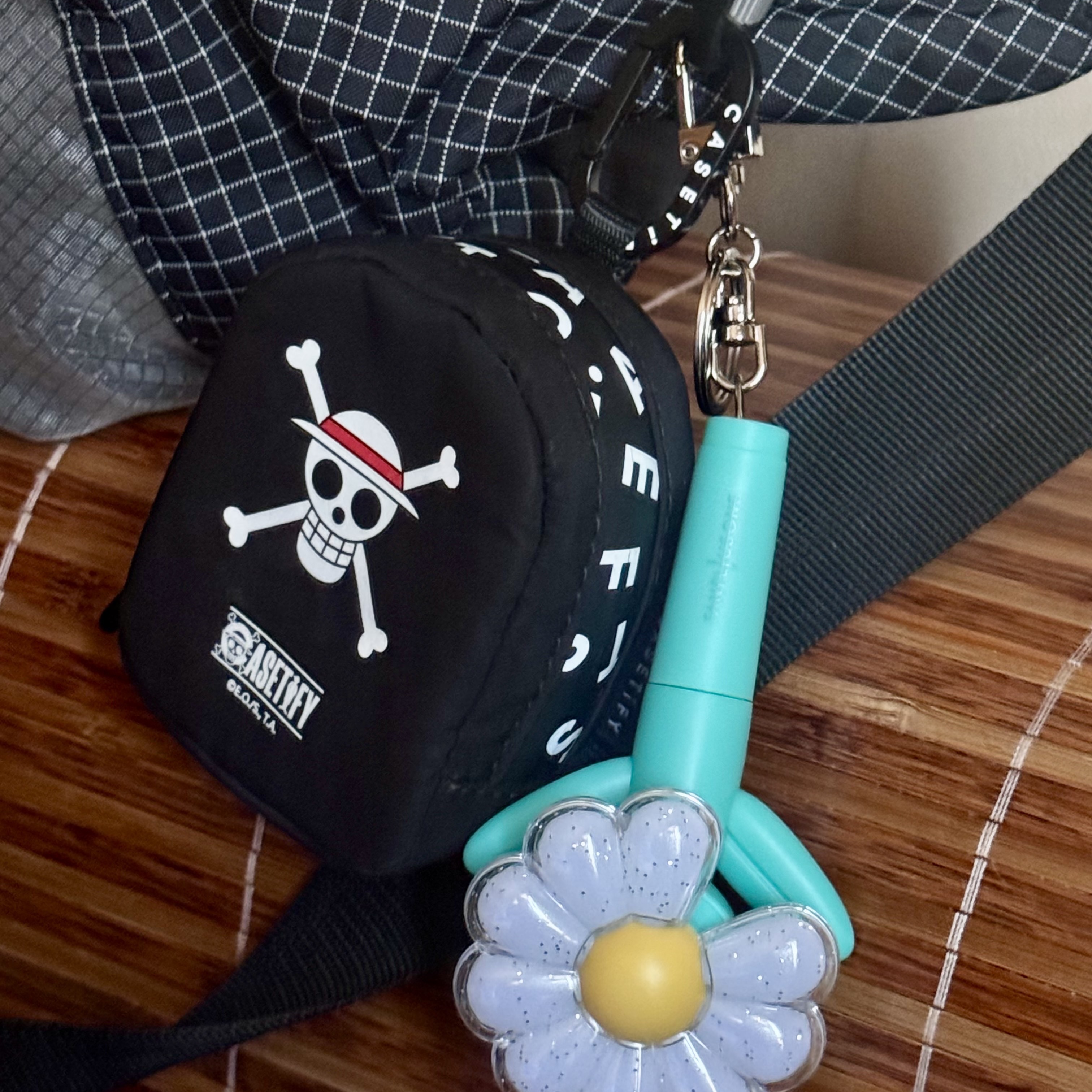 G-DRAGON Ubermensch Official Mini Light Keyring Mint 착용 스타일
