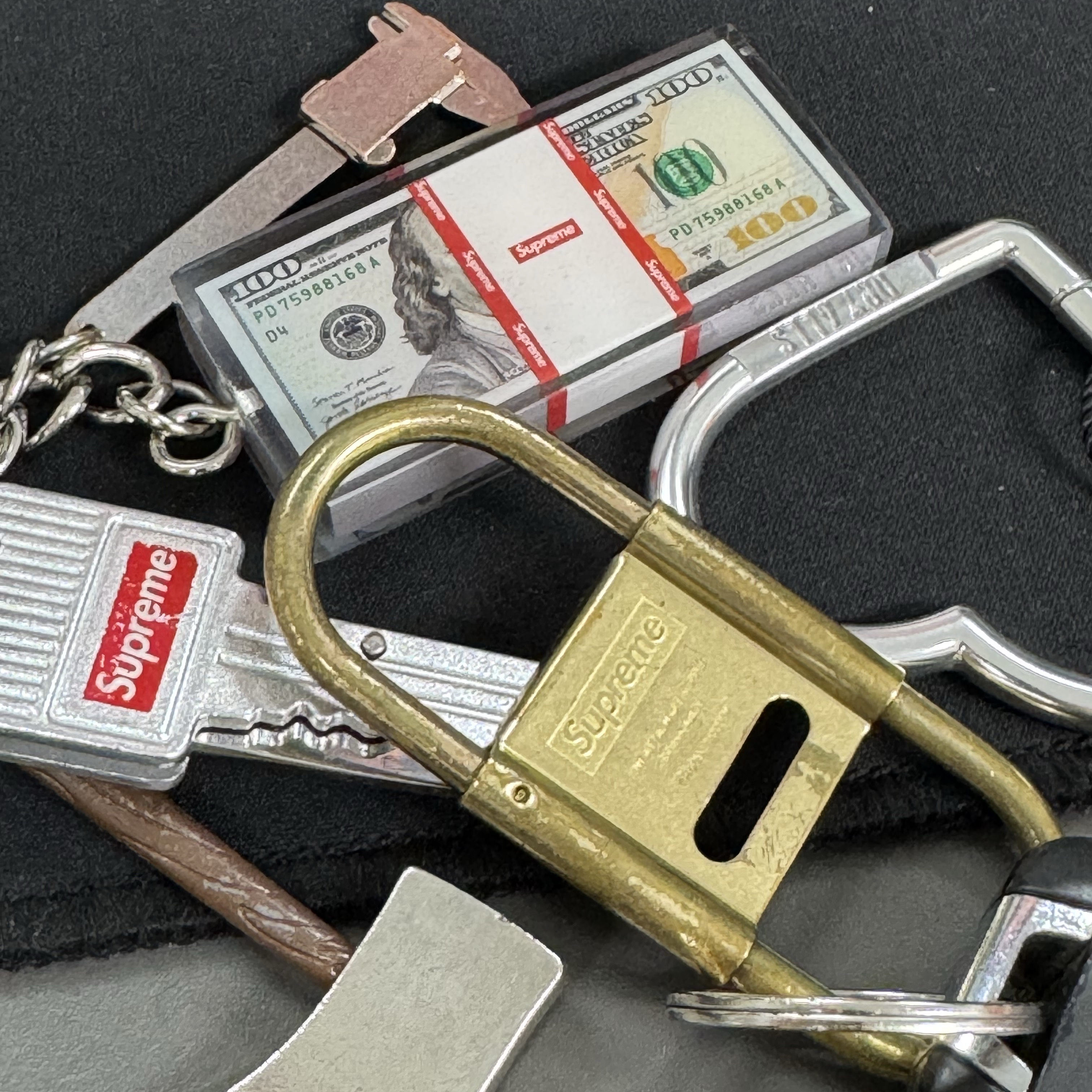 Supreme Cash Paperweight Keychain Multicolor - 24FW 착용 스타일