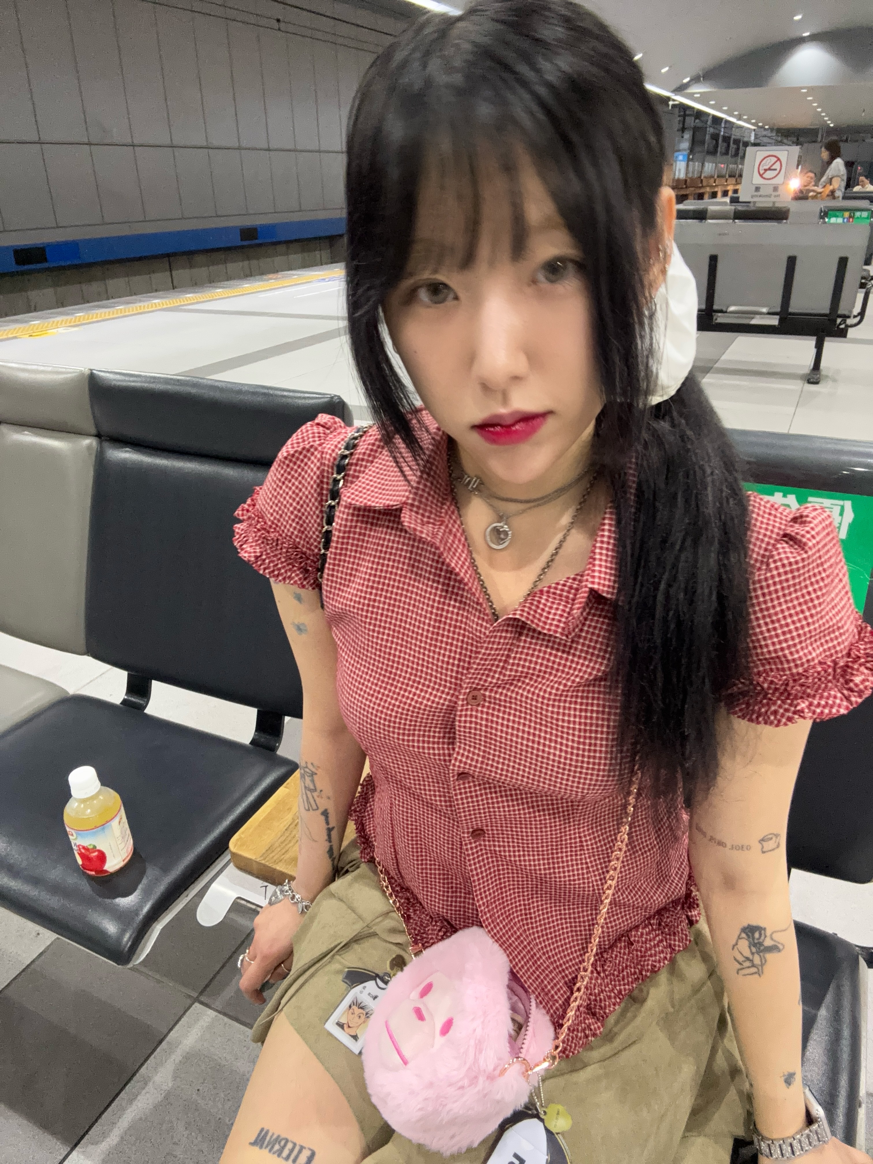 BAPE Baby Milo Plush Crossbody Bag Pink 착용 스타일 - 1