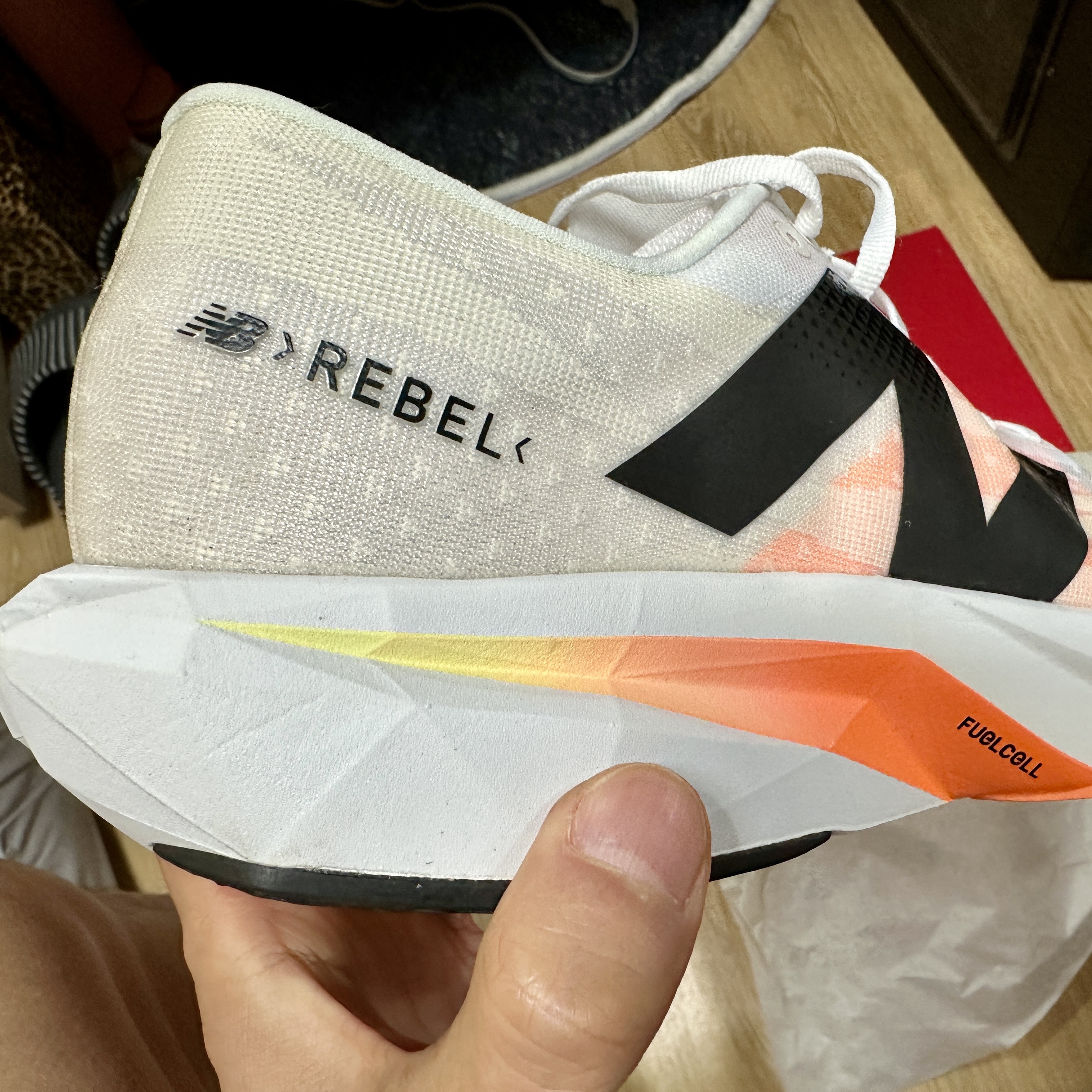 New Balance Fuelcell Rebel v4 Ivory - D Standard 착용 스타일 - 2