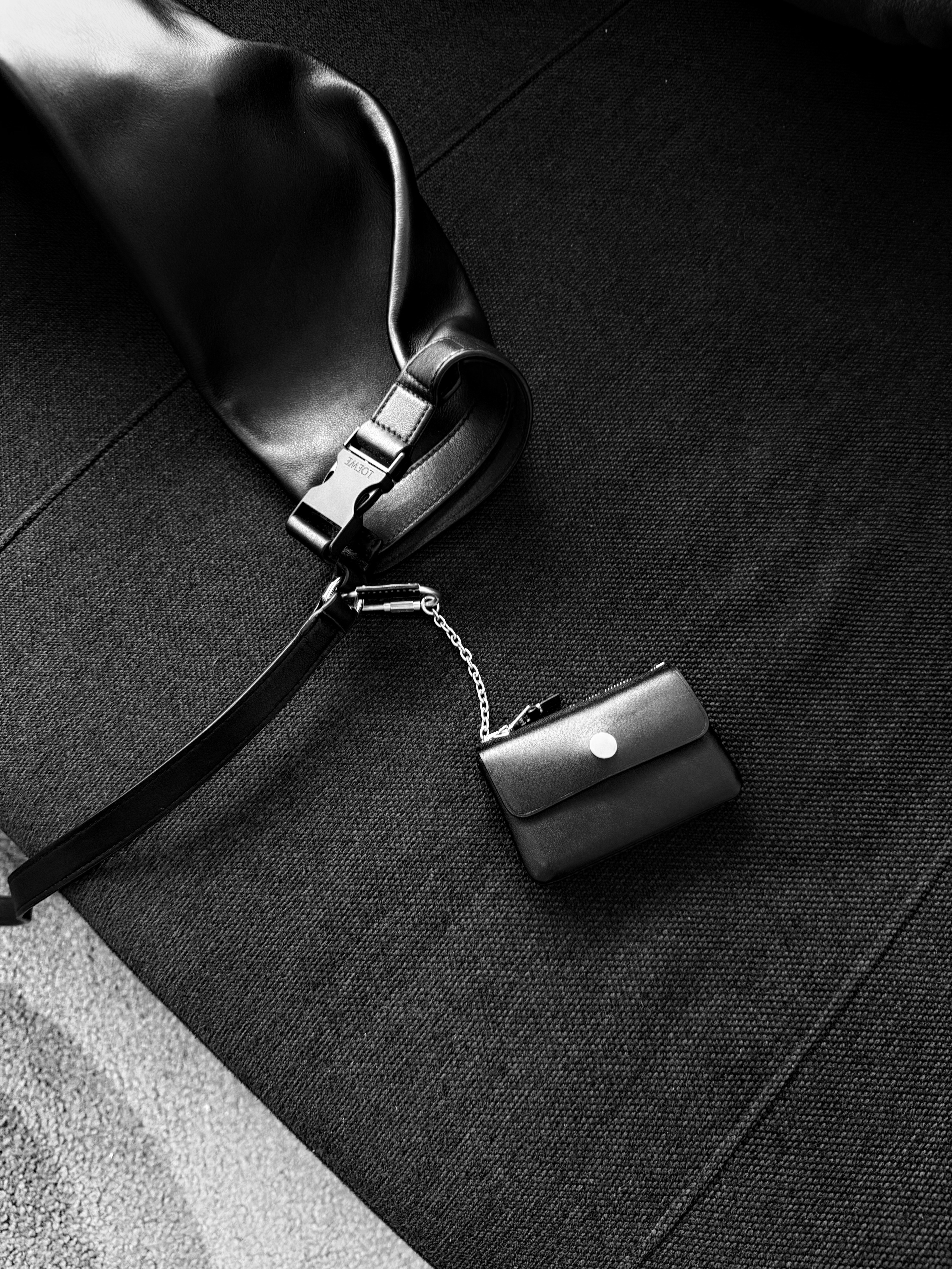 Athe garcon Chain Card Wallet Black 착용 스타일 - 1