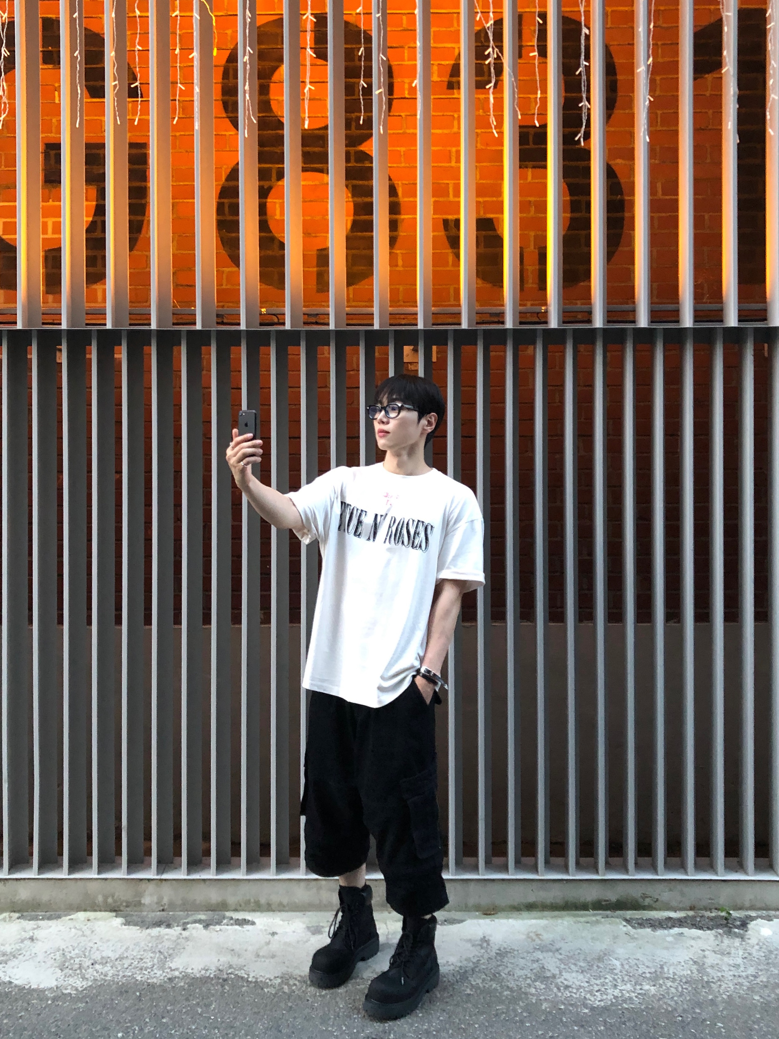 [더블적립] ETCE Layered Back Cargo Shorts Black, [더블적립] ETCE Washed Eternal Damage Tee Off White 착용 스타일