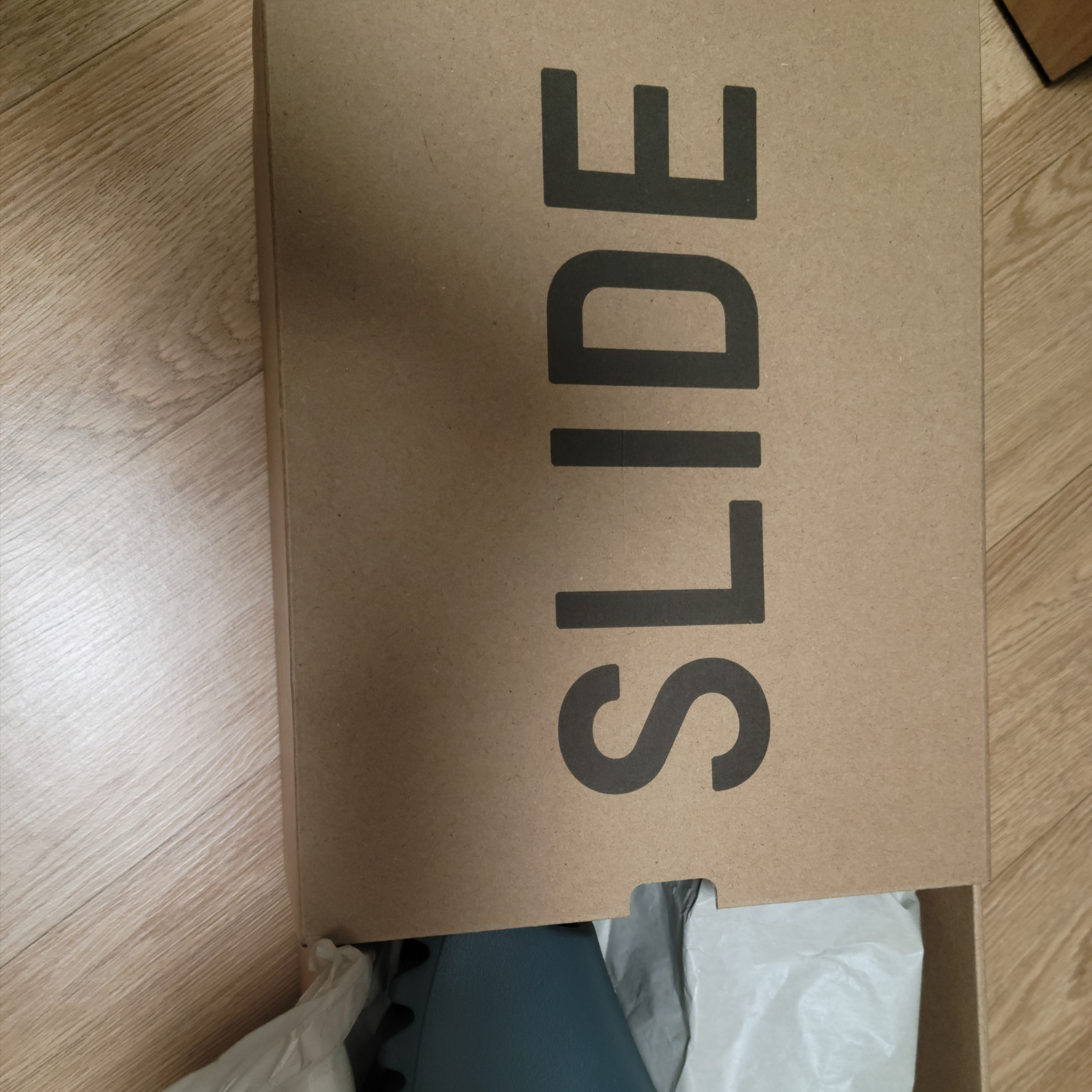 Adidas Yeezy Slide Slate Marine 착용 스타일