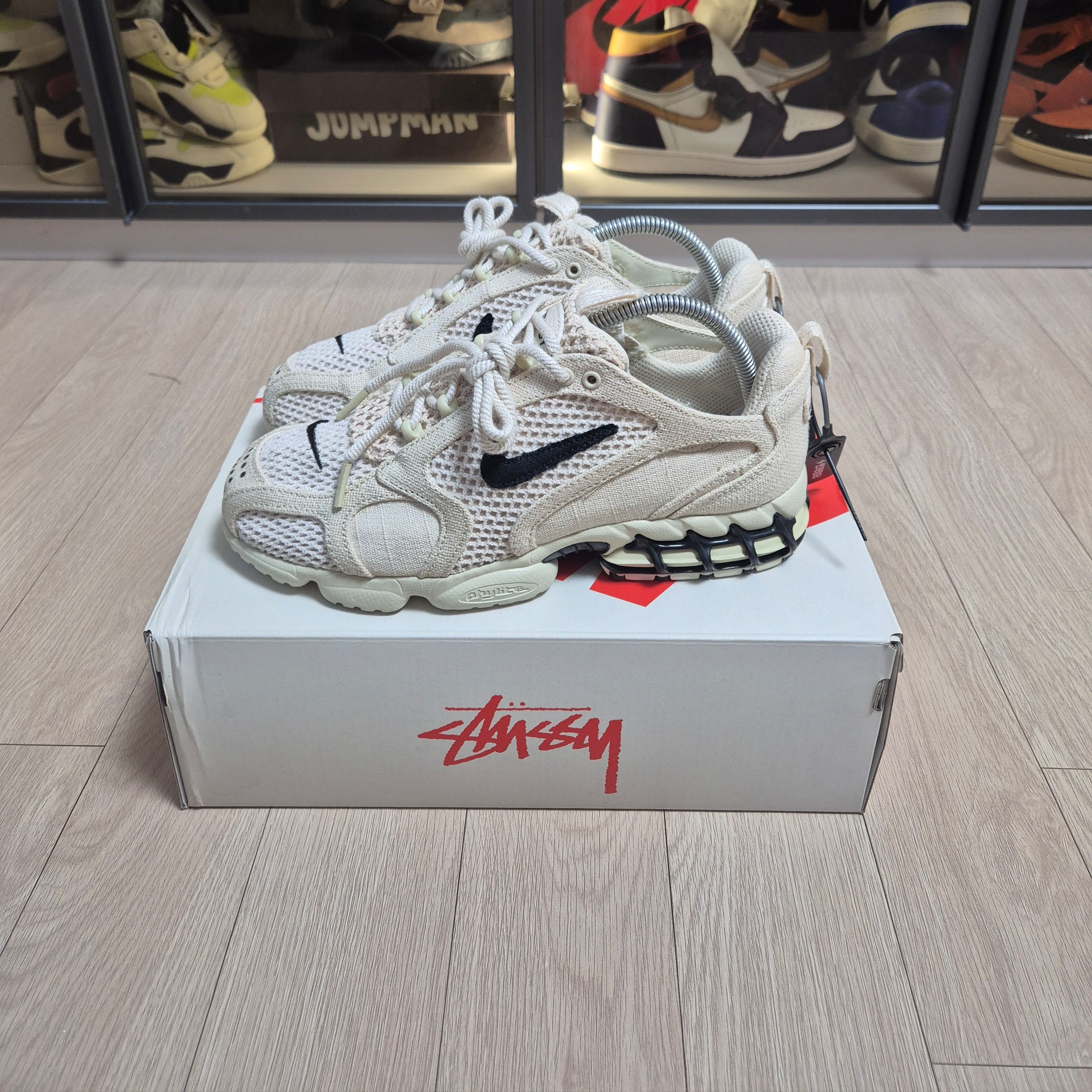 Nike x Stussy Air Zoom Spiridon Cage 2 Fossil 착용 스타일 - 3