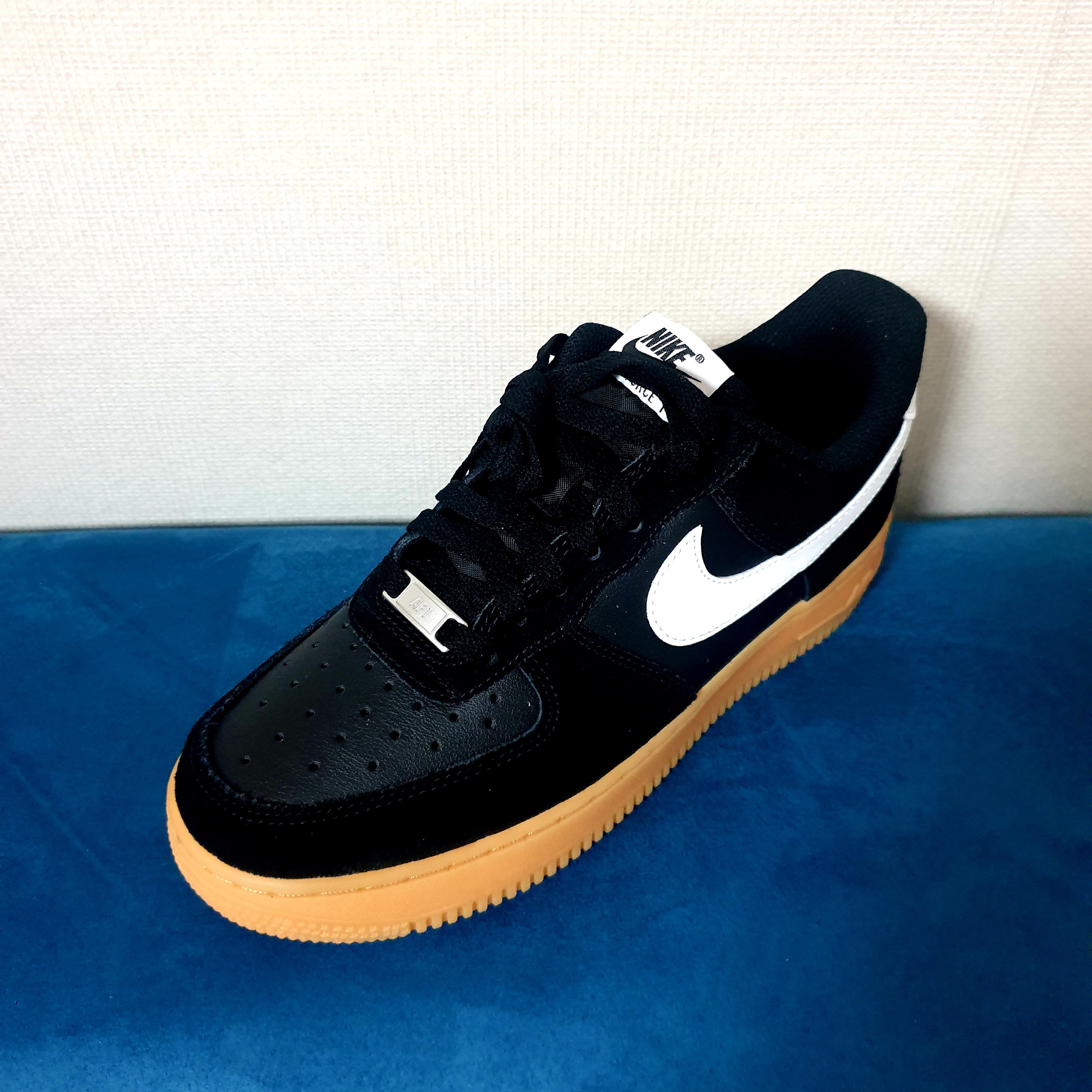 Nike Air Force 1 '07 LV8 Black Gum Light Brown 착용 스타일