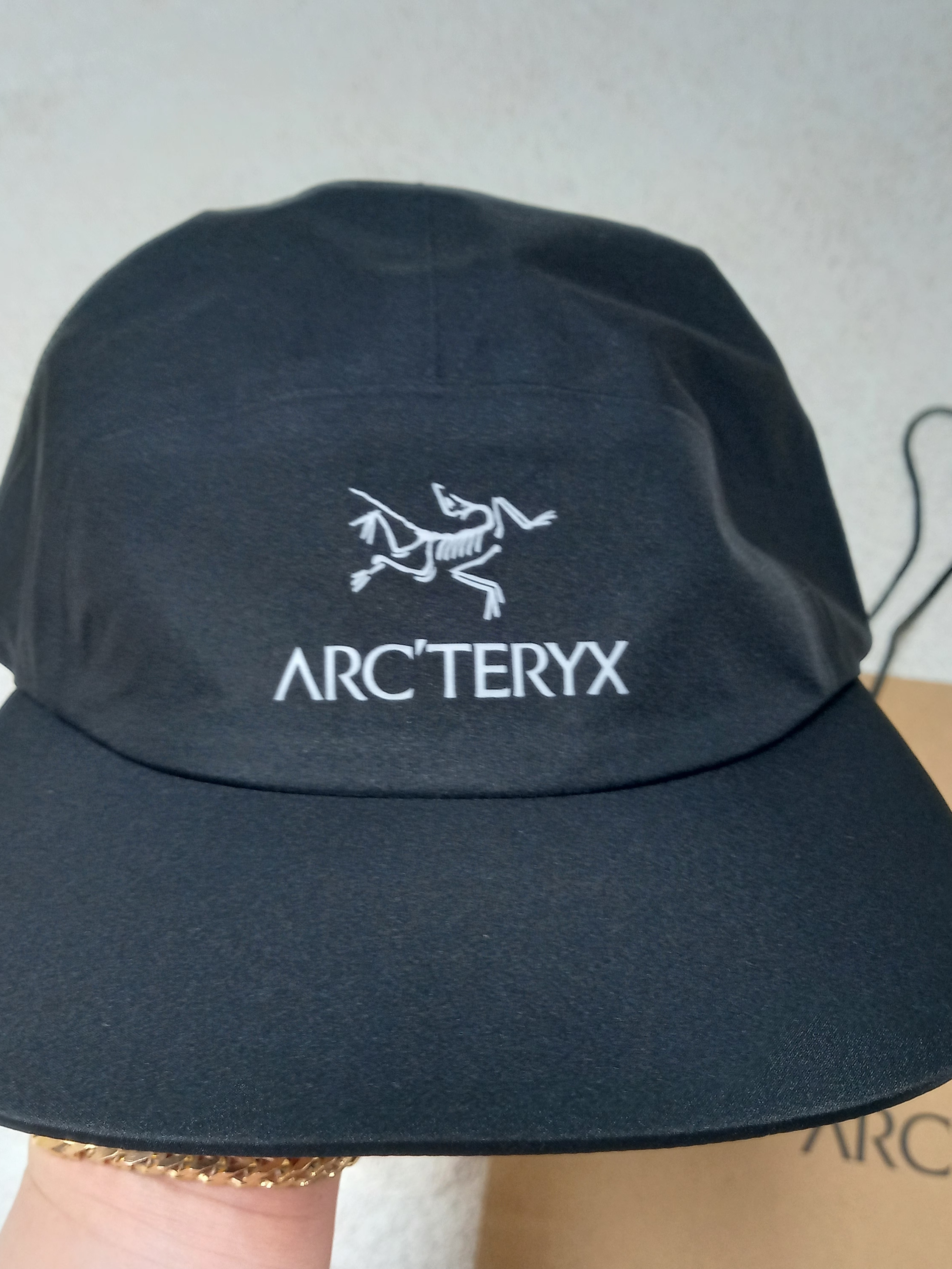 Arc'teryx Bird Word Cap 24K Black, Arc'teryx Keyring Metal 착용 스타일 - 3