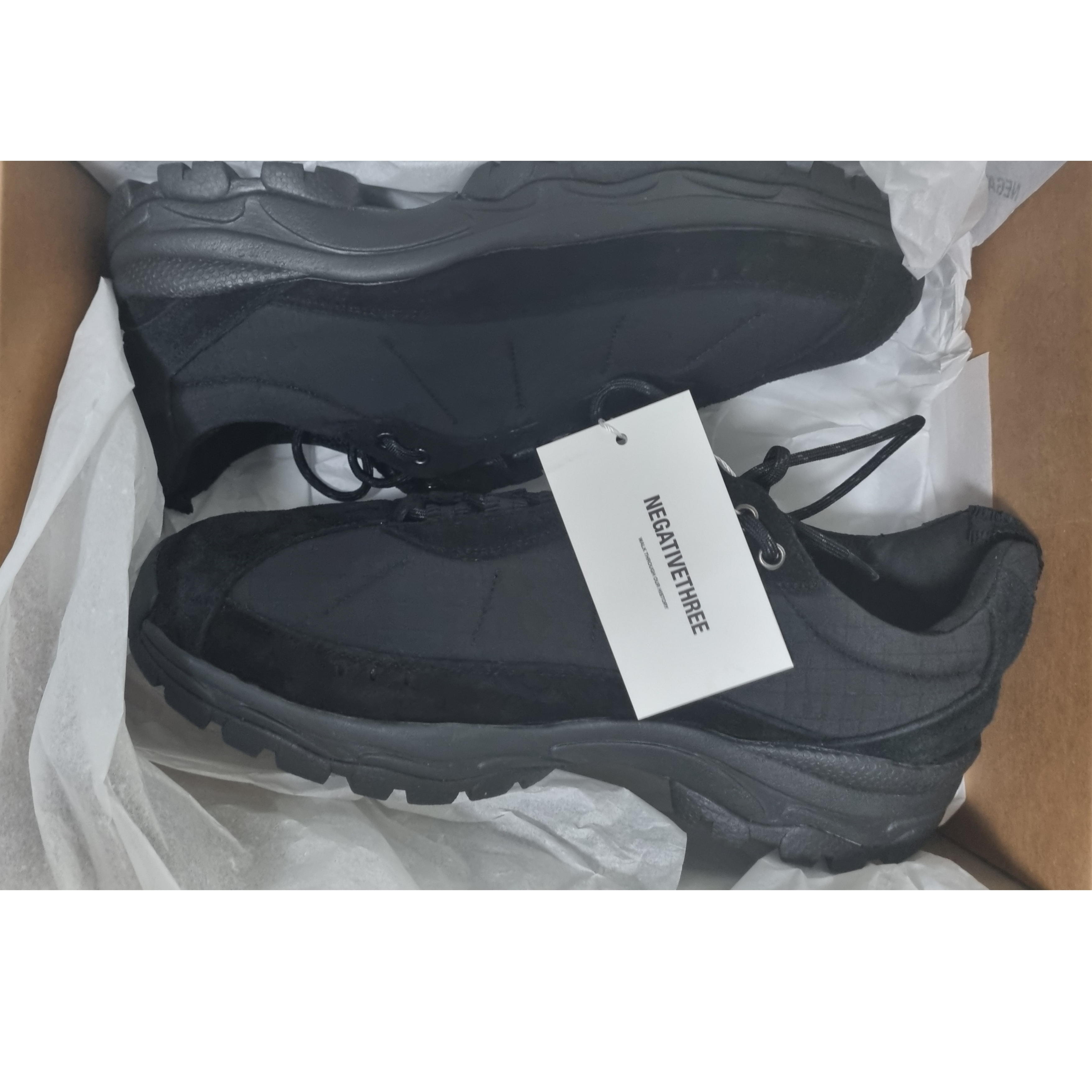 [6% 적립] NegativeThree Chubby Board Sneakers Black 착용 스타일 - 2