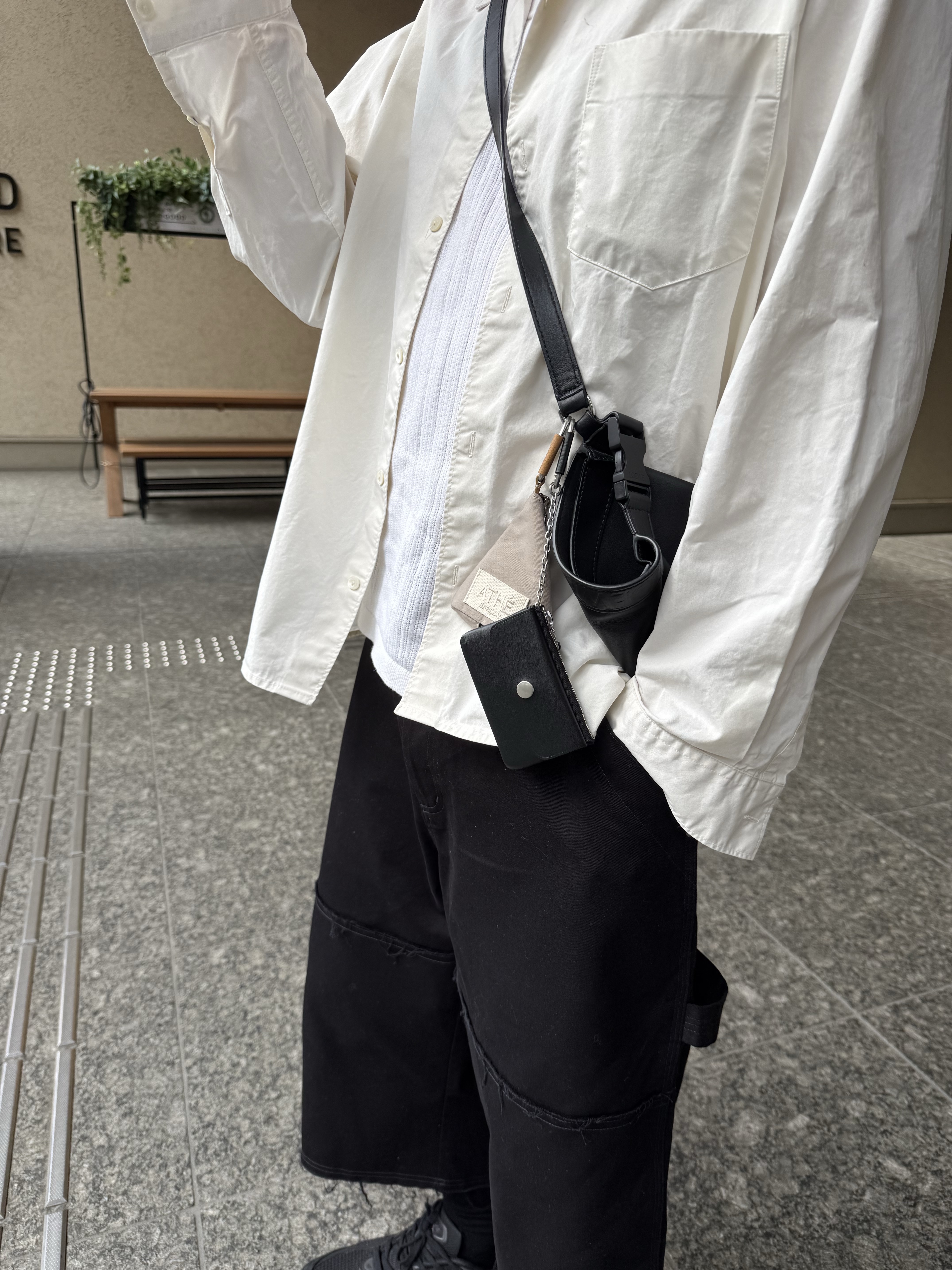 Athe garcon Chain Card Wallet Black, Athe garcon Triangle Pouch Coin Wallet Beige 착용 스타일 - 1