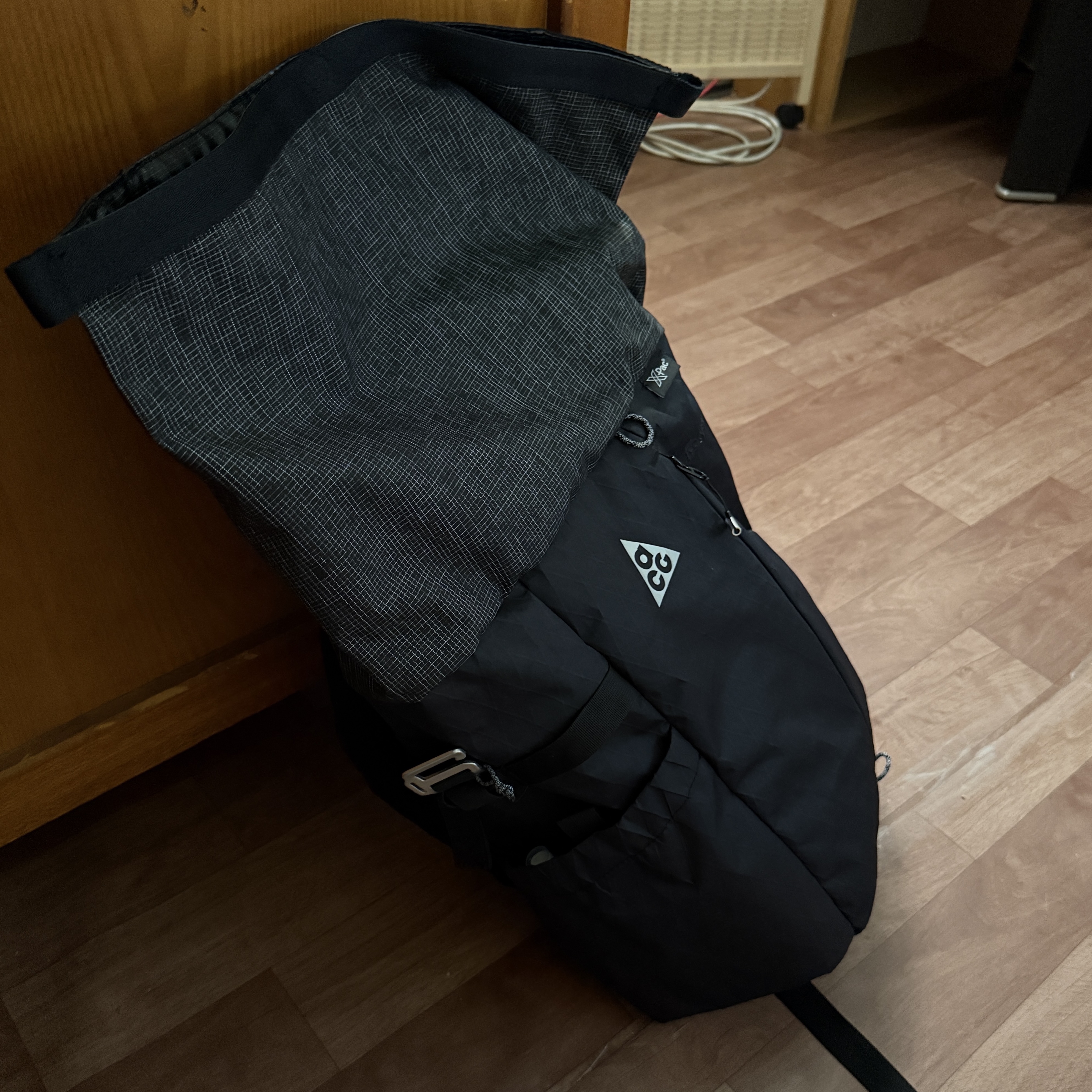 Nike ACG Aisen Daypack 32L Black Metallic Silver 착용 스타일