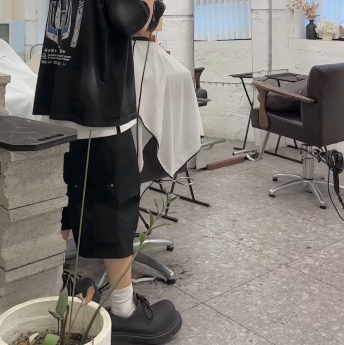 Nonnod Alpine Carpenter Shorts Black, Nonnod Grandprix T-shirt Washed Black 착용 스타일 - 1