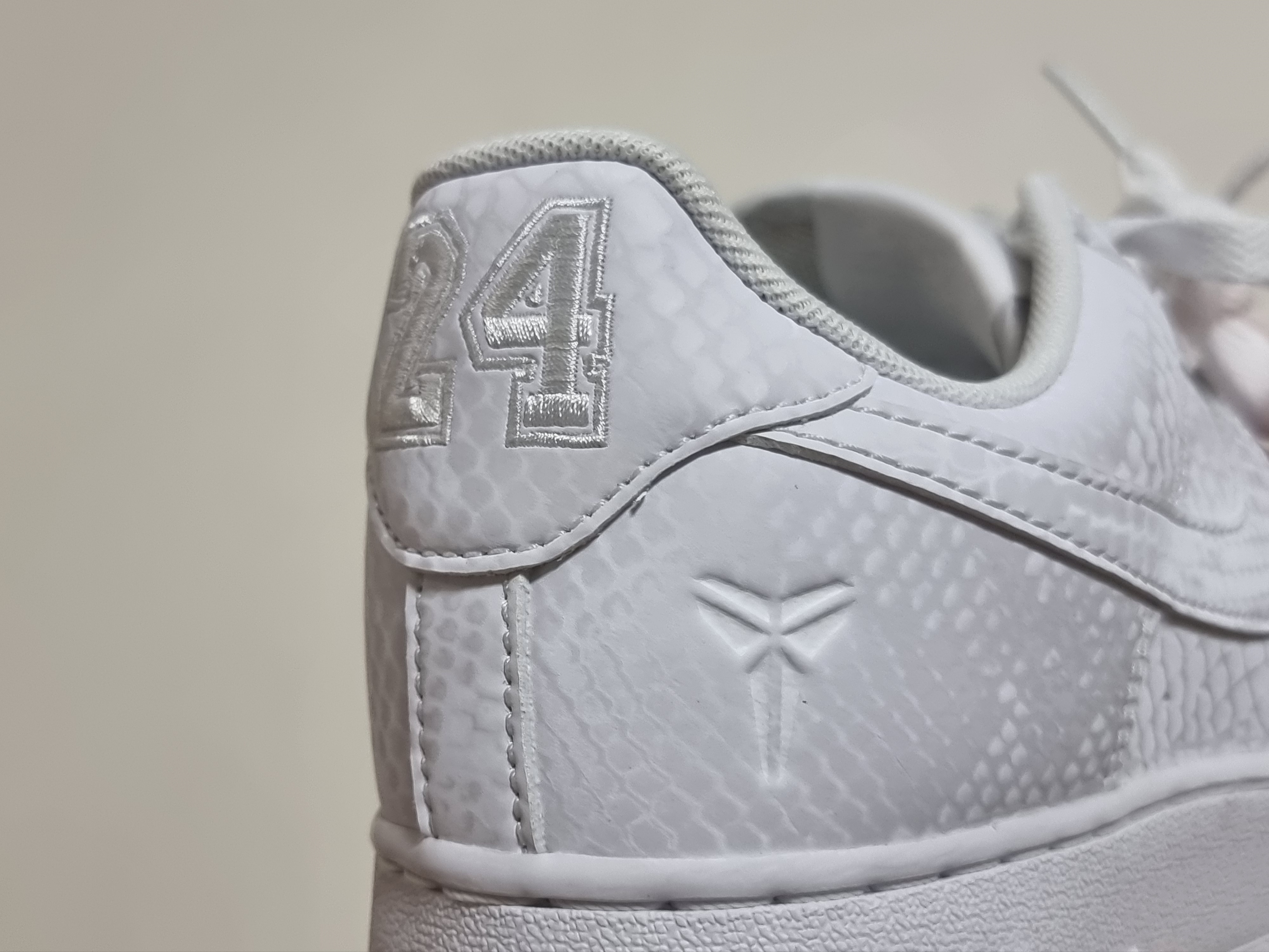Nike x Kobe Bryant Air Force 1 Low Triple White 착용 스타일 - 1
