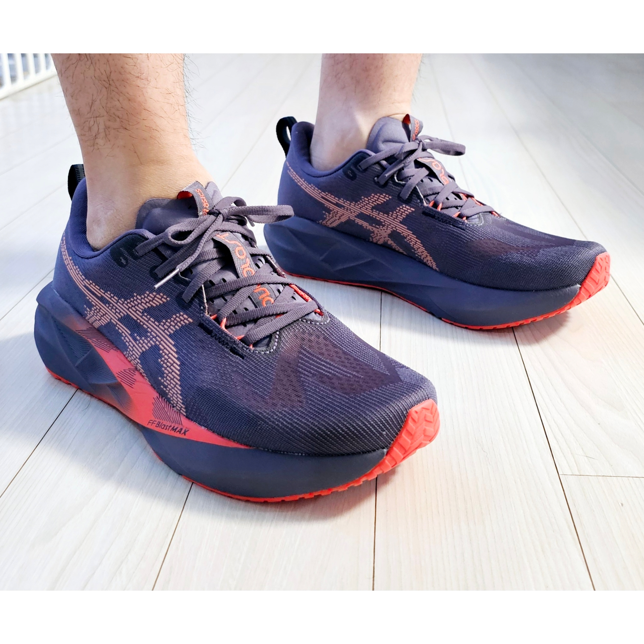 Asics Novablast 5 Greyish Purple Coral Reef 착용 스타일 - 2