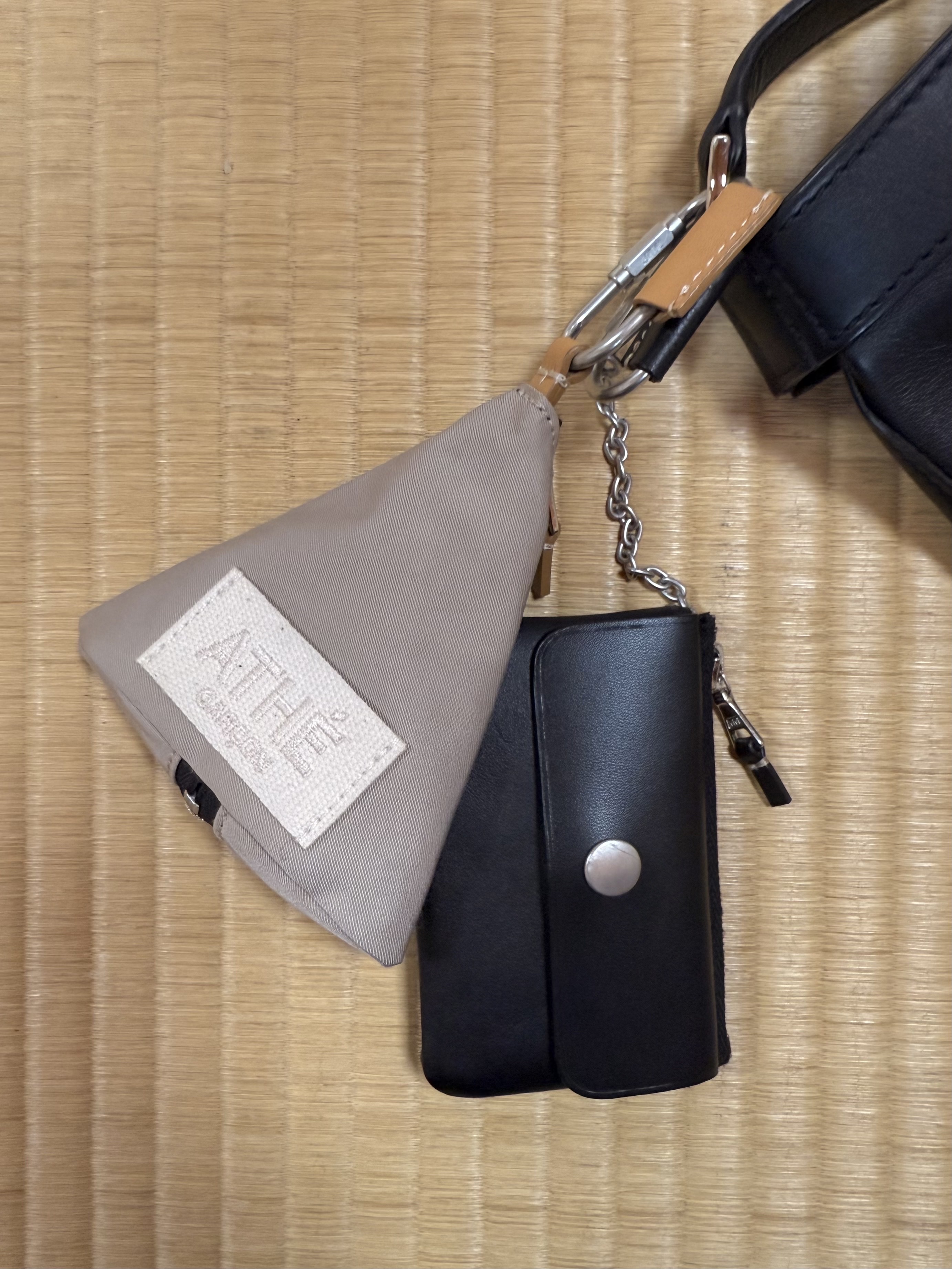 Athe garcon Chain Card Wallet Black, Athe garcon Triangle Pouch Coin Wallet Beige 착용 스타일 - 2