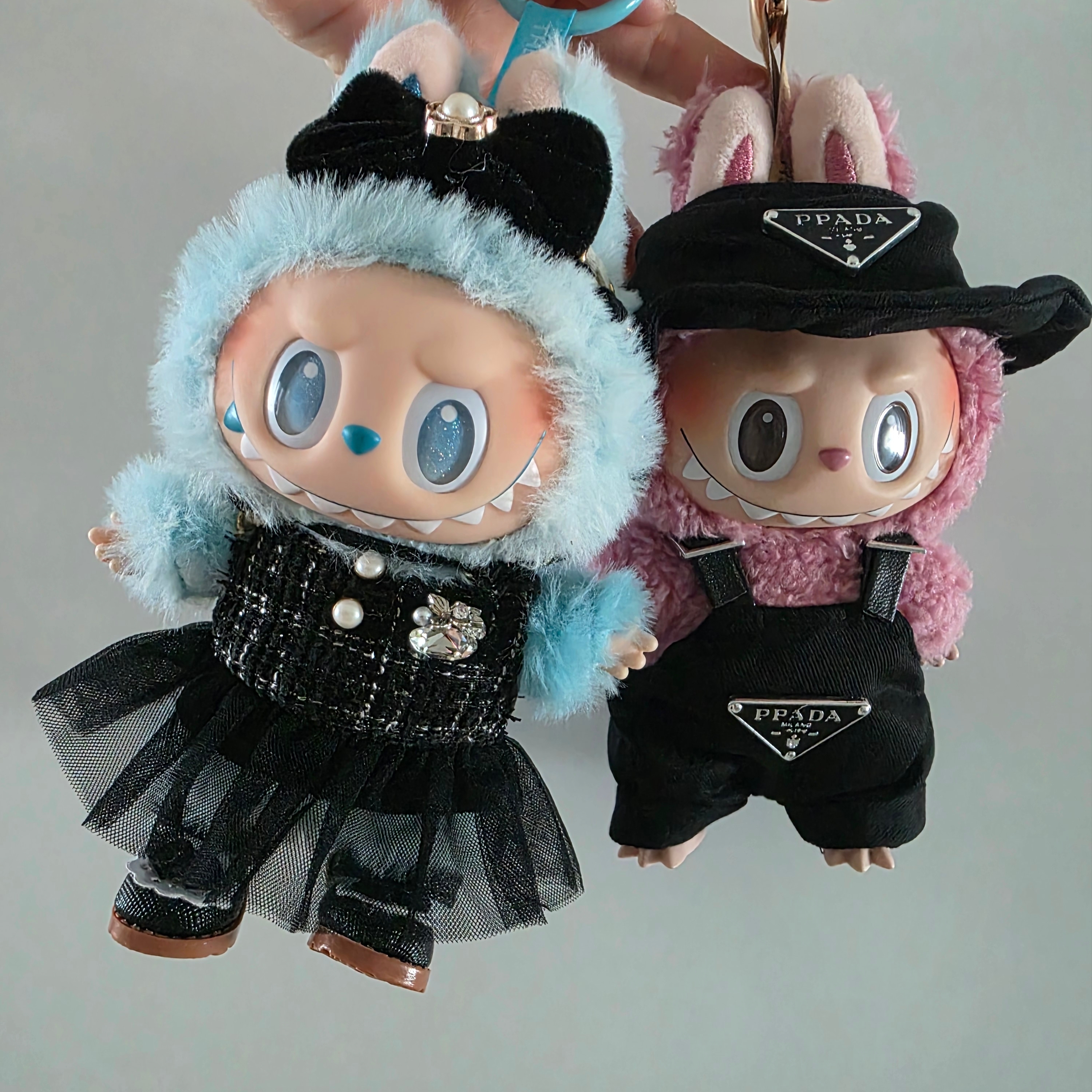 Pop Mart Labubu The Monsters Labubu Tasty Macarons Series Lyche Berry Keyring (Opened Case), Pop Mart Labubu The Monsters Highlight Series Hope Keyring (Opened Case) 착용 스타일 - 3