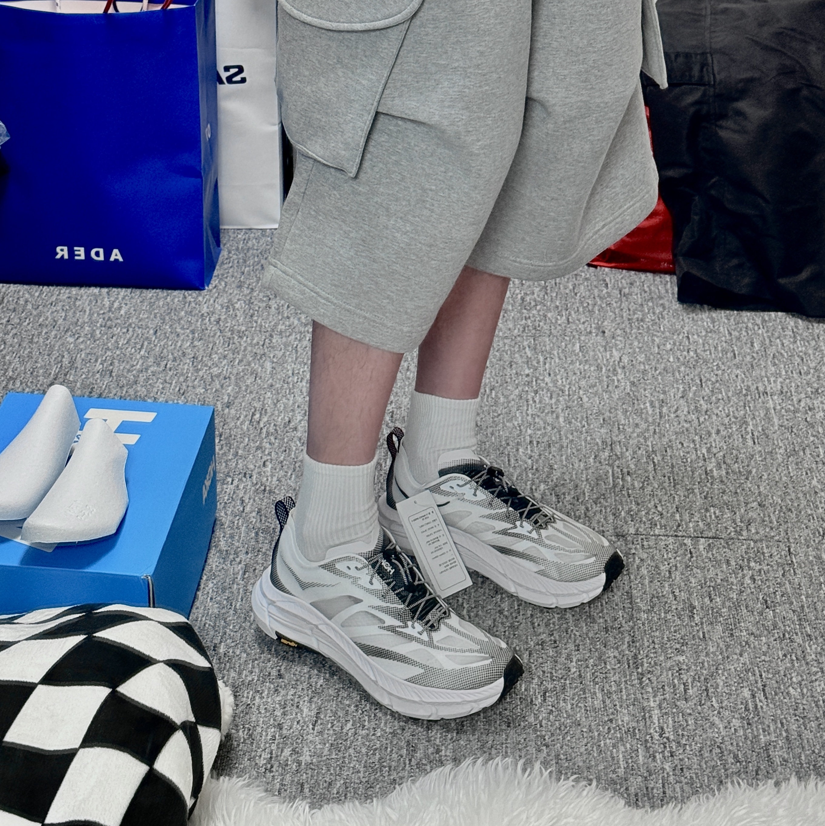 Hoka Mafate Speed 4 Lite White Black 착용 스타일 - 2