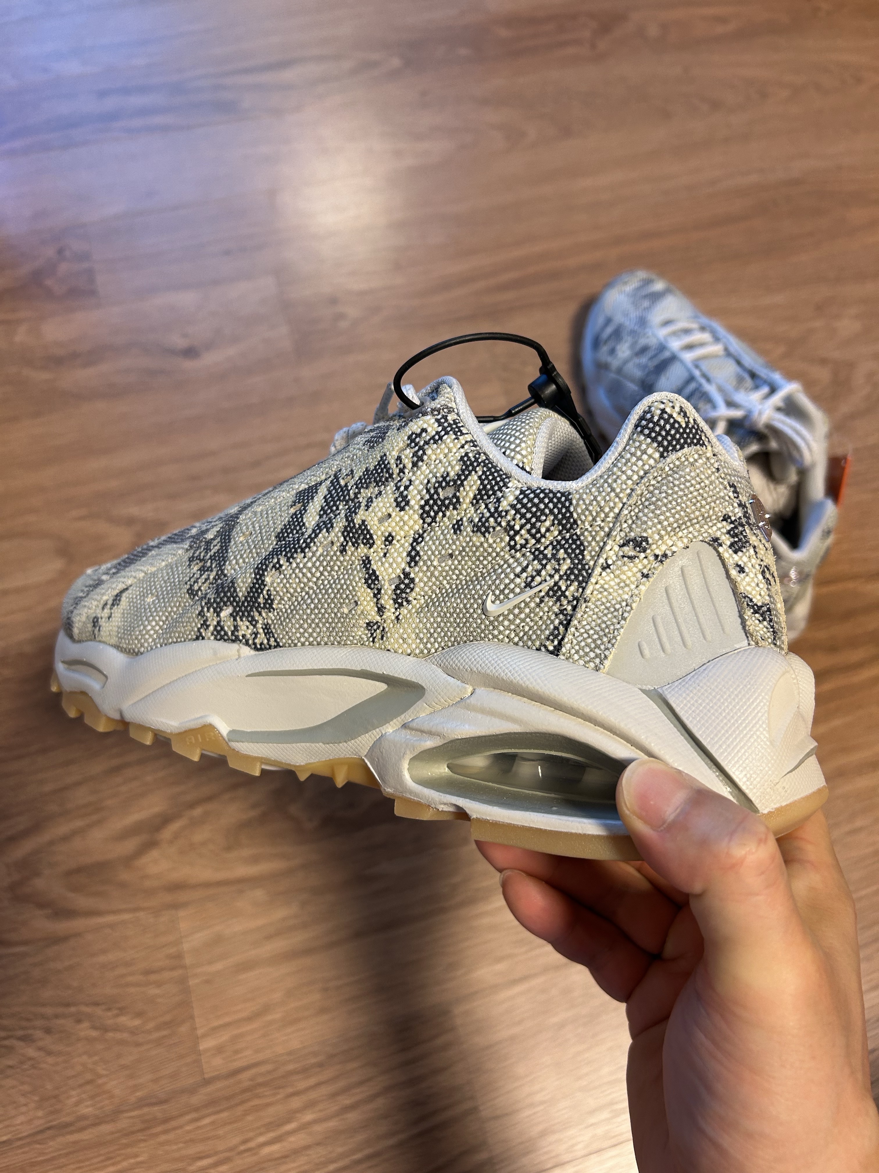 Nike x Drake Nocta Hot Step Air Terra Light Bone 착용 스타일 - 5