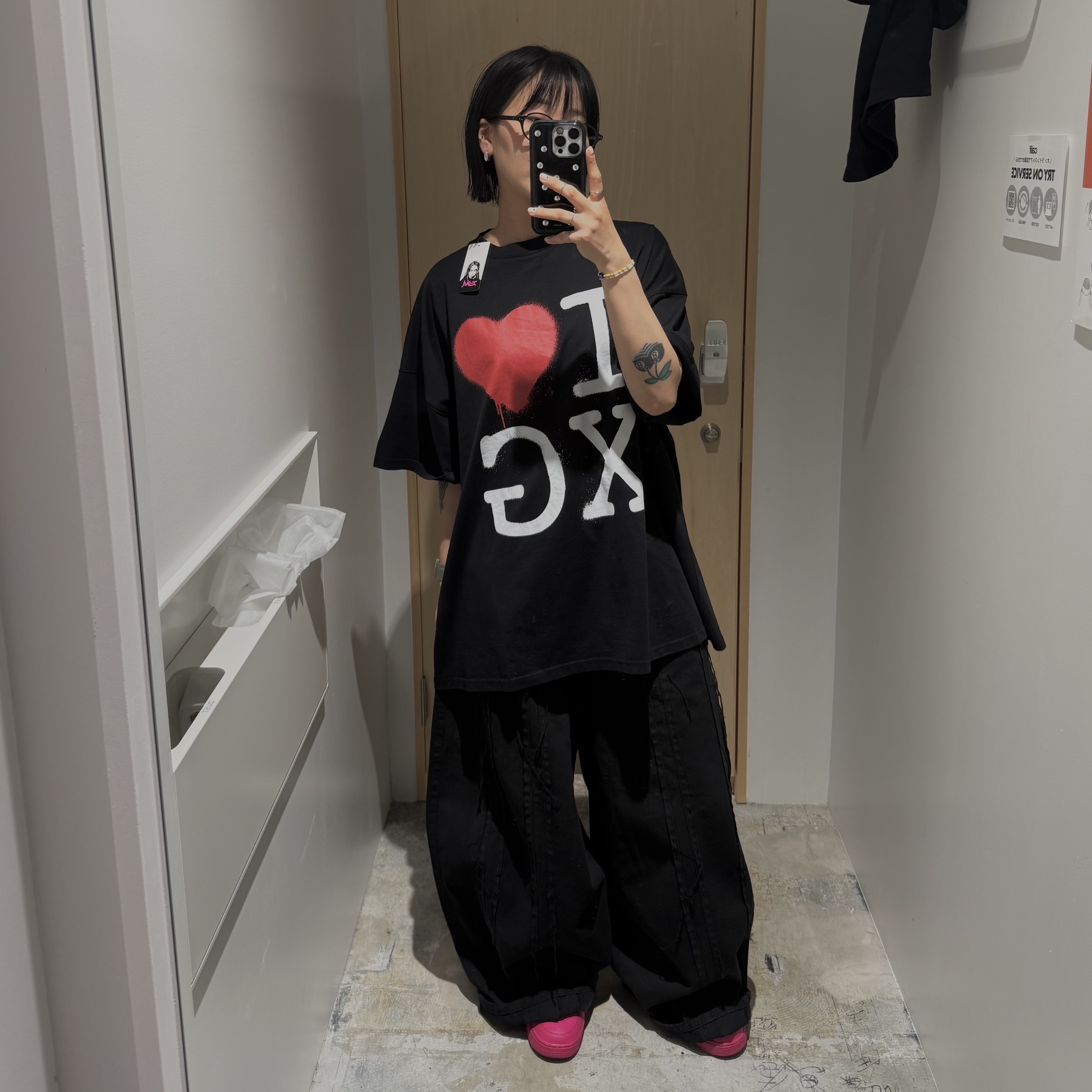 (W) Nike Air Force 1 '07 Fireberry Fierce Pink, Play Comme des Garcons Reverse Logo T-Shirt White 착용 스타일 - 2