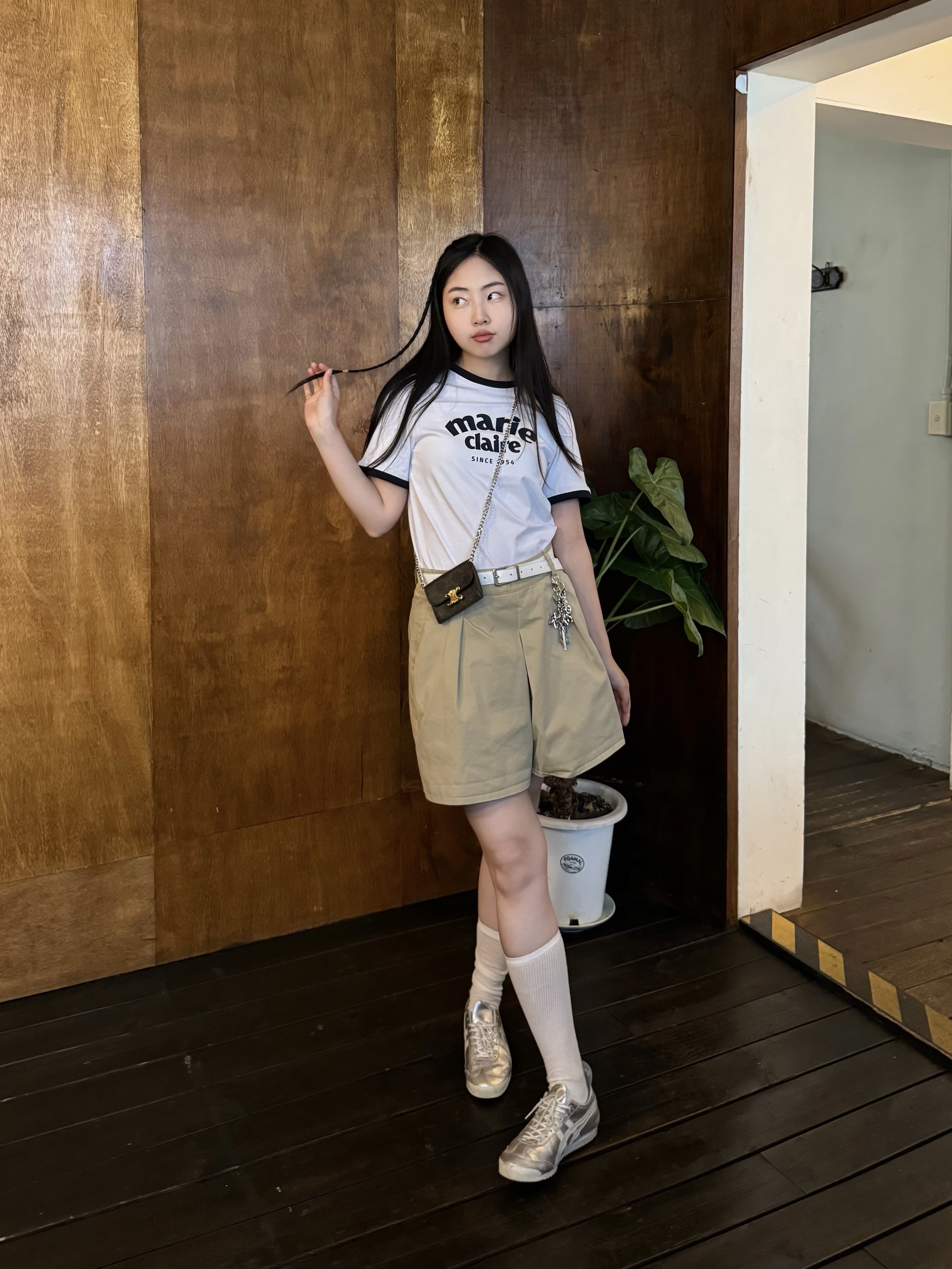 Celine Card Holder with Flap in Triomphe Canvas Tan, Onitsuka Tiger Mexico 66 Silver Off White 착용 스타일 - 4