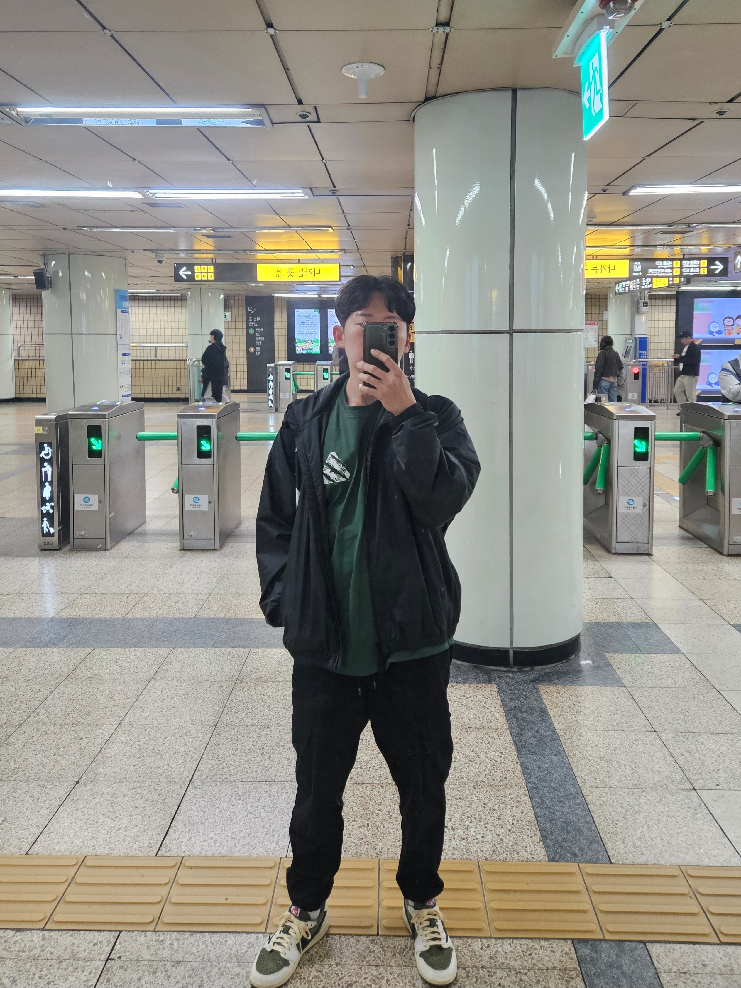 Jordan 1 x Travis Scott Retro Low OG SP Reverse Olive, Palace Ripped Tri T-Shirt Racey Green - 25SS 착용 스타일