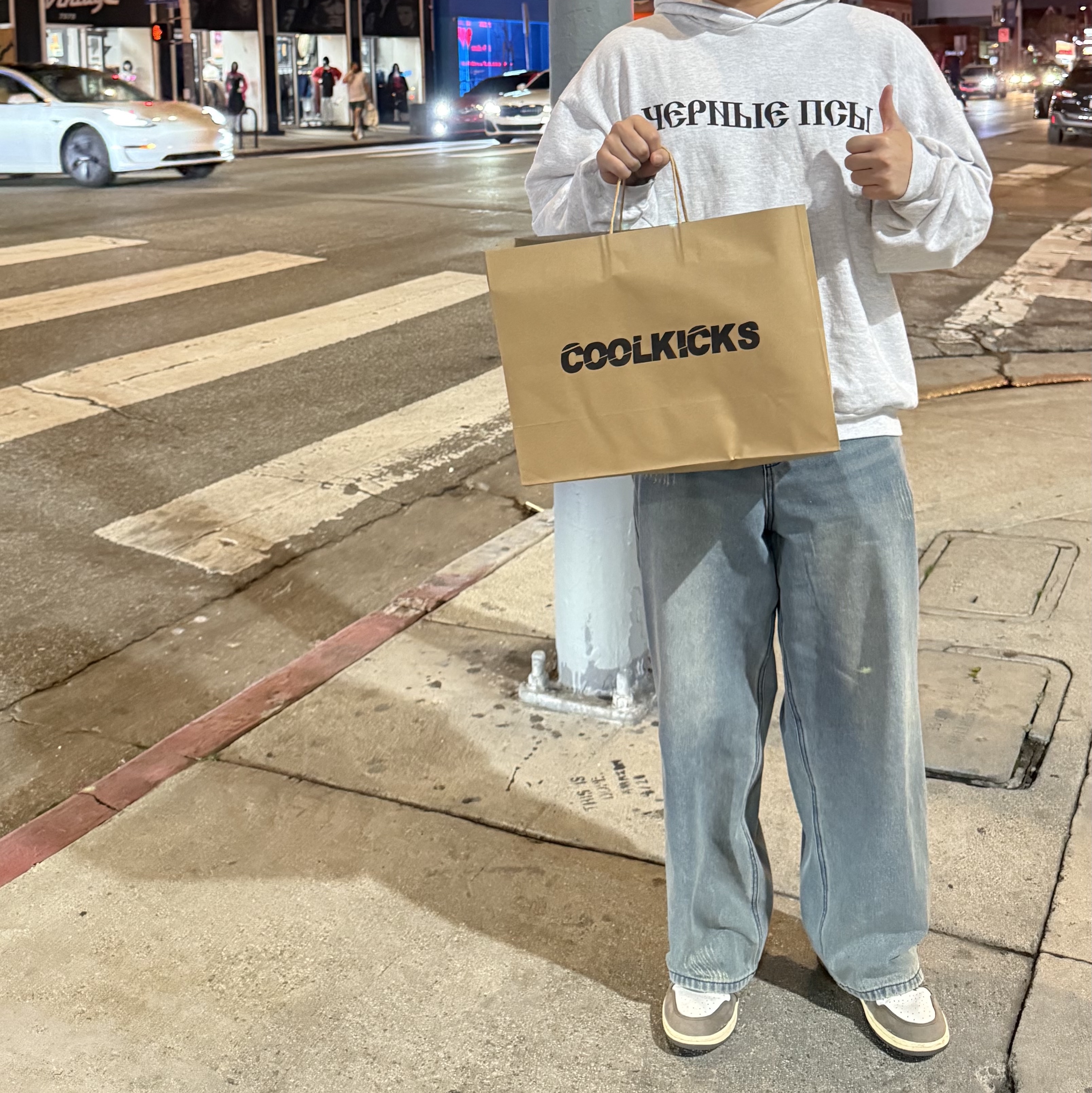 Jordan 1 x Travis Scott Retro High OG SP Mocha, Yeezy x Gosha Rubchinskiy YZY Black Dogs Hoodie Heather Grey 착용 스타일
