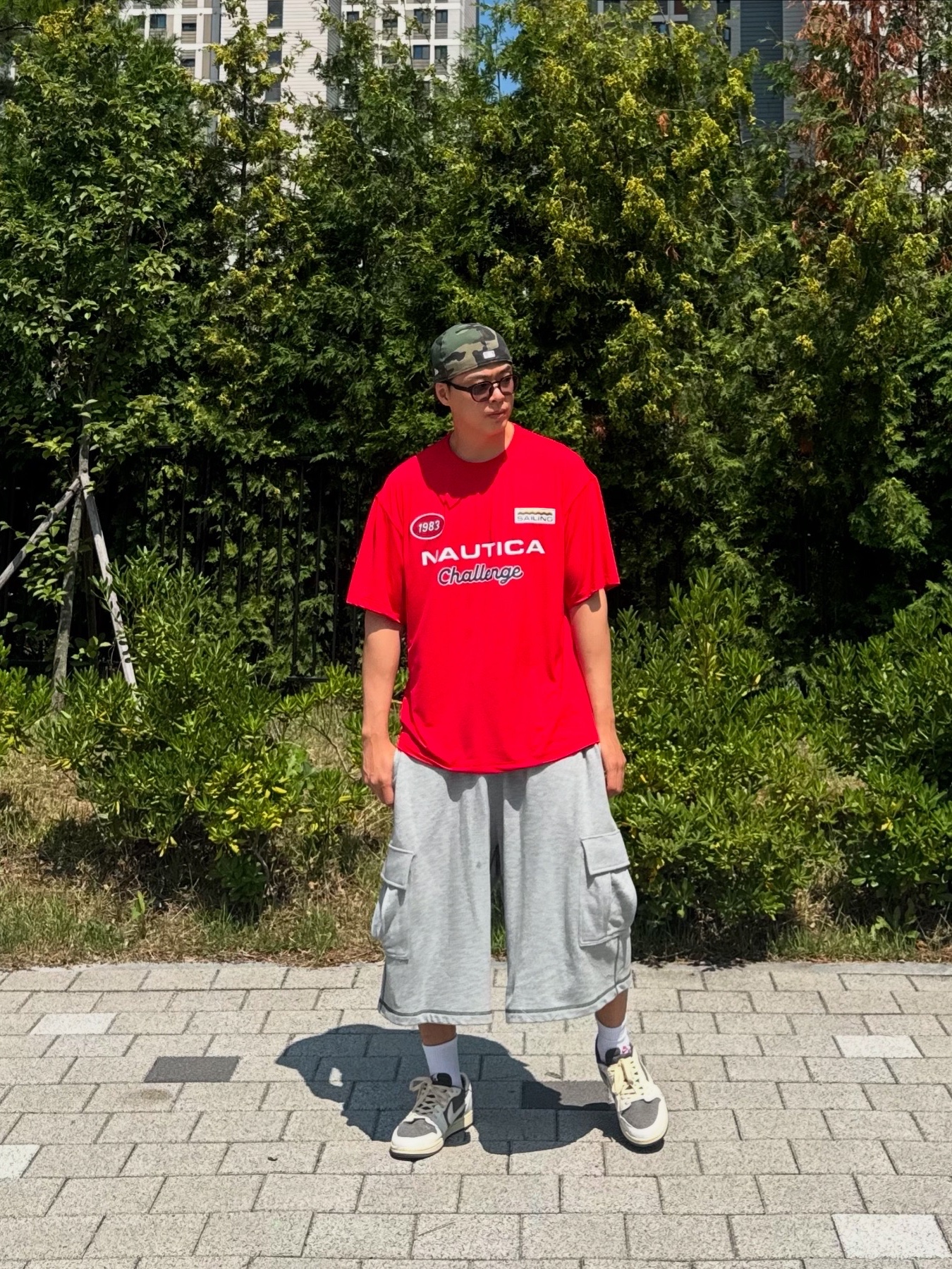 Jordan 1 x Travis Scott Retro Low OG SP Sail and Ridgerock, Supreme x New Era Screw Ball S Logo Woodland Camo - 24FW 착용 스타일 - 1