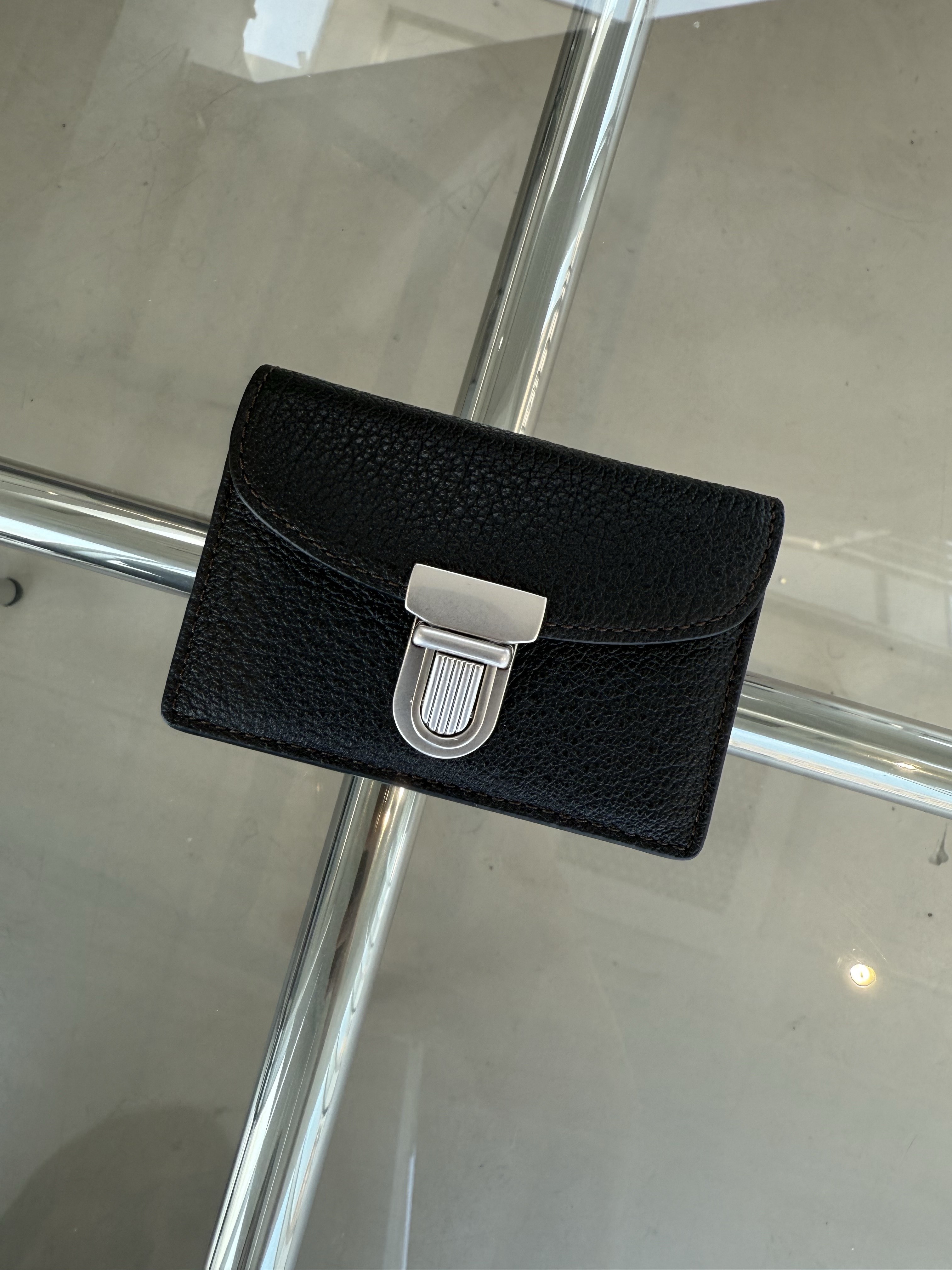 Athe garcon Accordion Wallet Black Noir, Gentle Monster x Maison Margiela MM216 Silver Clear 착용 스타일 - 3