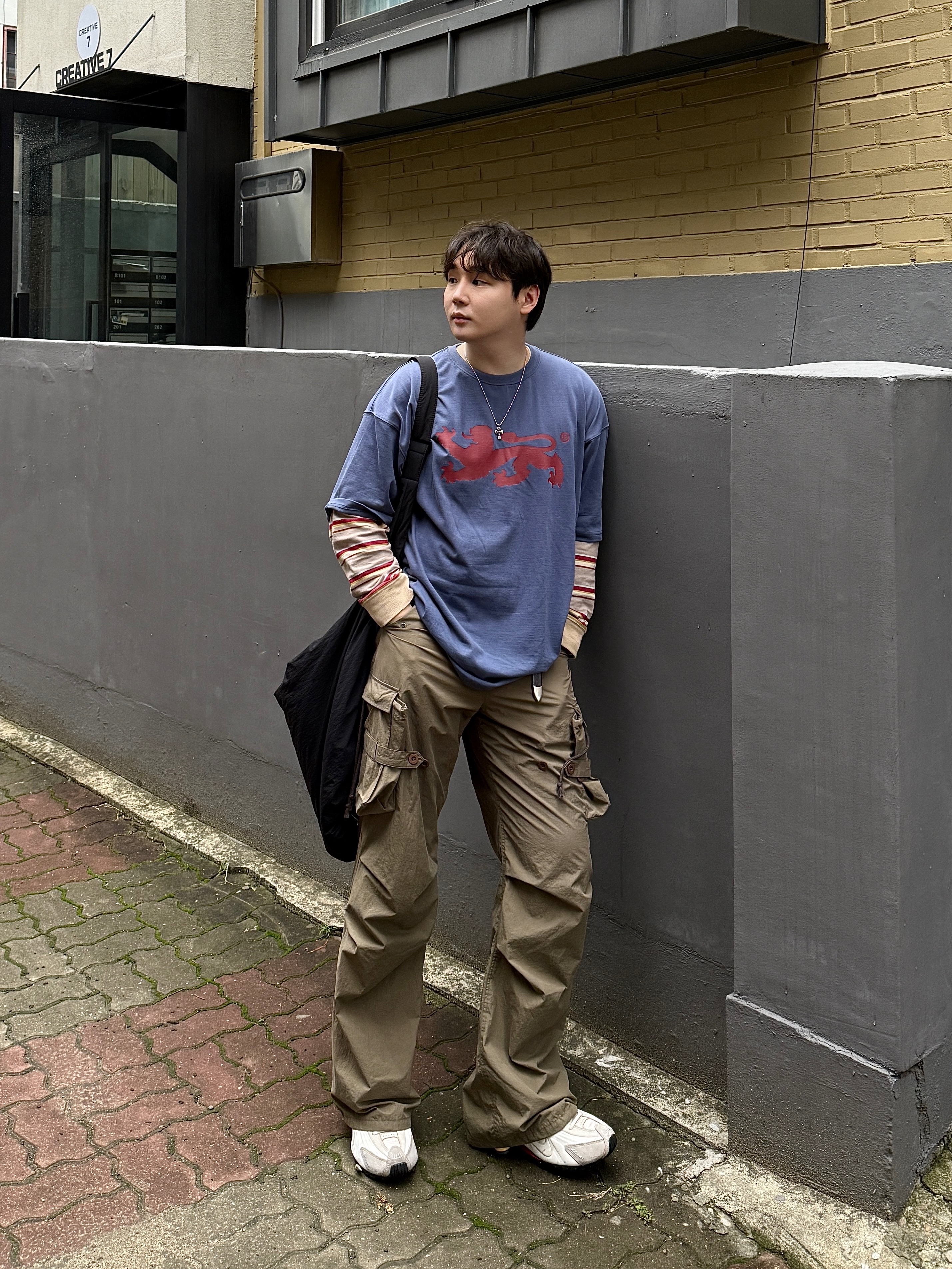 Nike Shox R4 PRM Light Iron Ore and Phantom, COS Canopy Nylon Oversized Crossbody Bag Black 착용 스타일 - 1