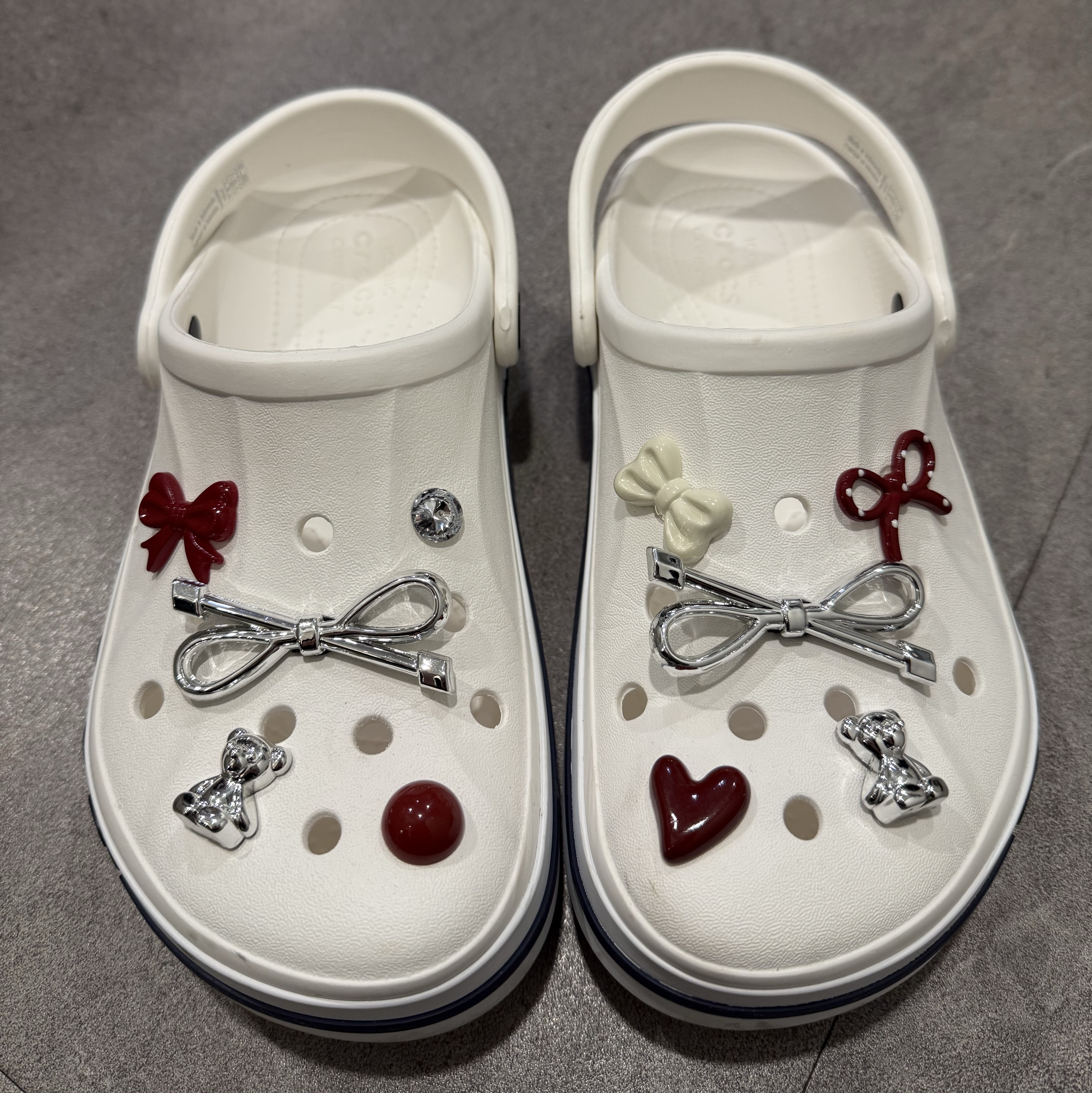 Crocs Bayaband Clog White Navy 착용 스타일 - 1