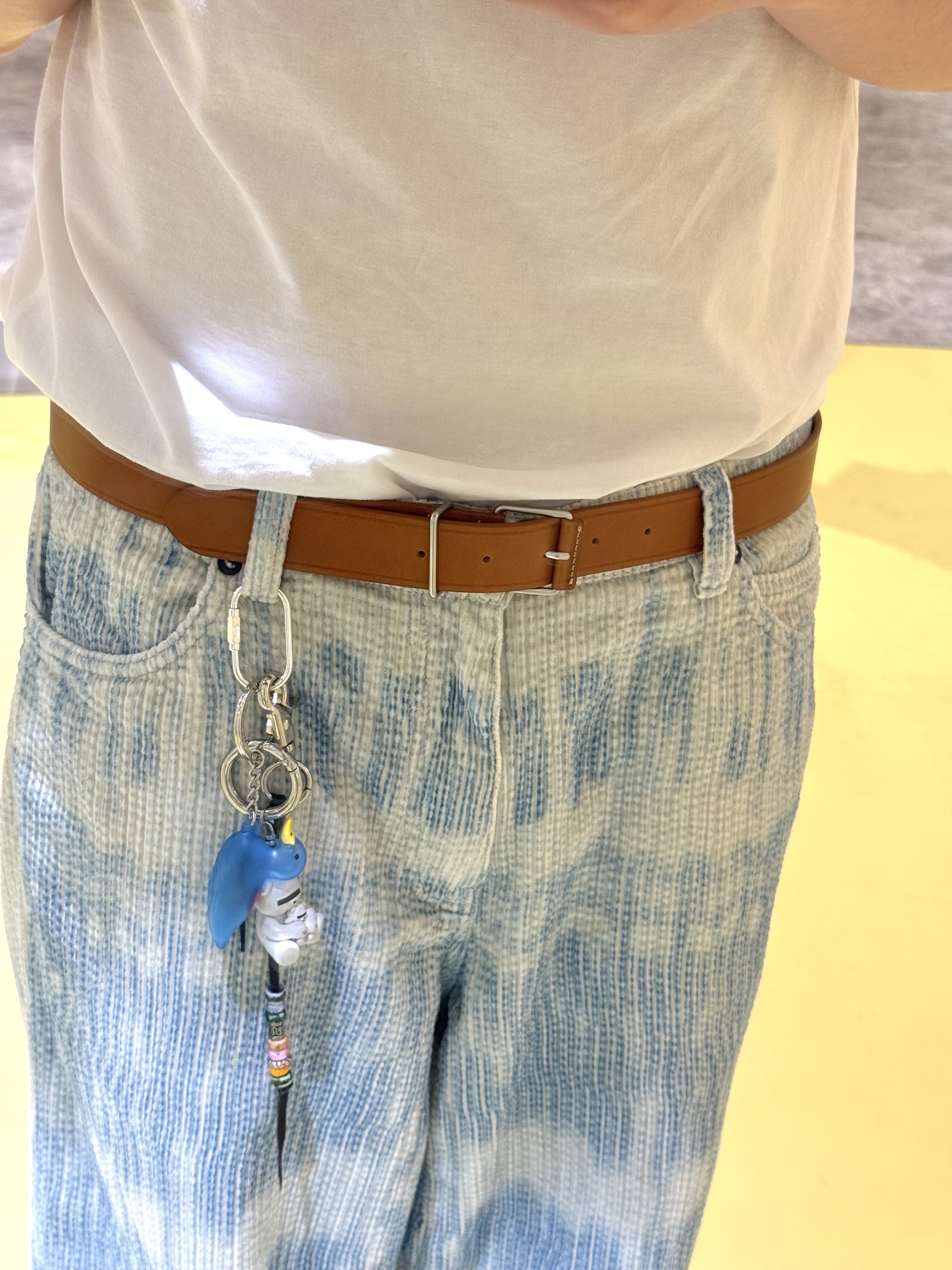 Athe garcon Leather Belt Dark Beige Buttero, Human Made Duck PVC Key Chain Blue 착용 스타일 - 4