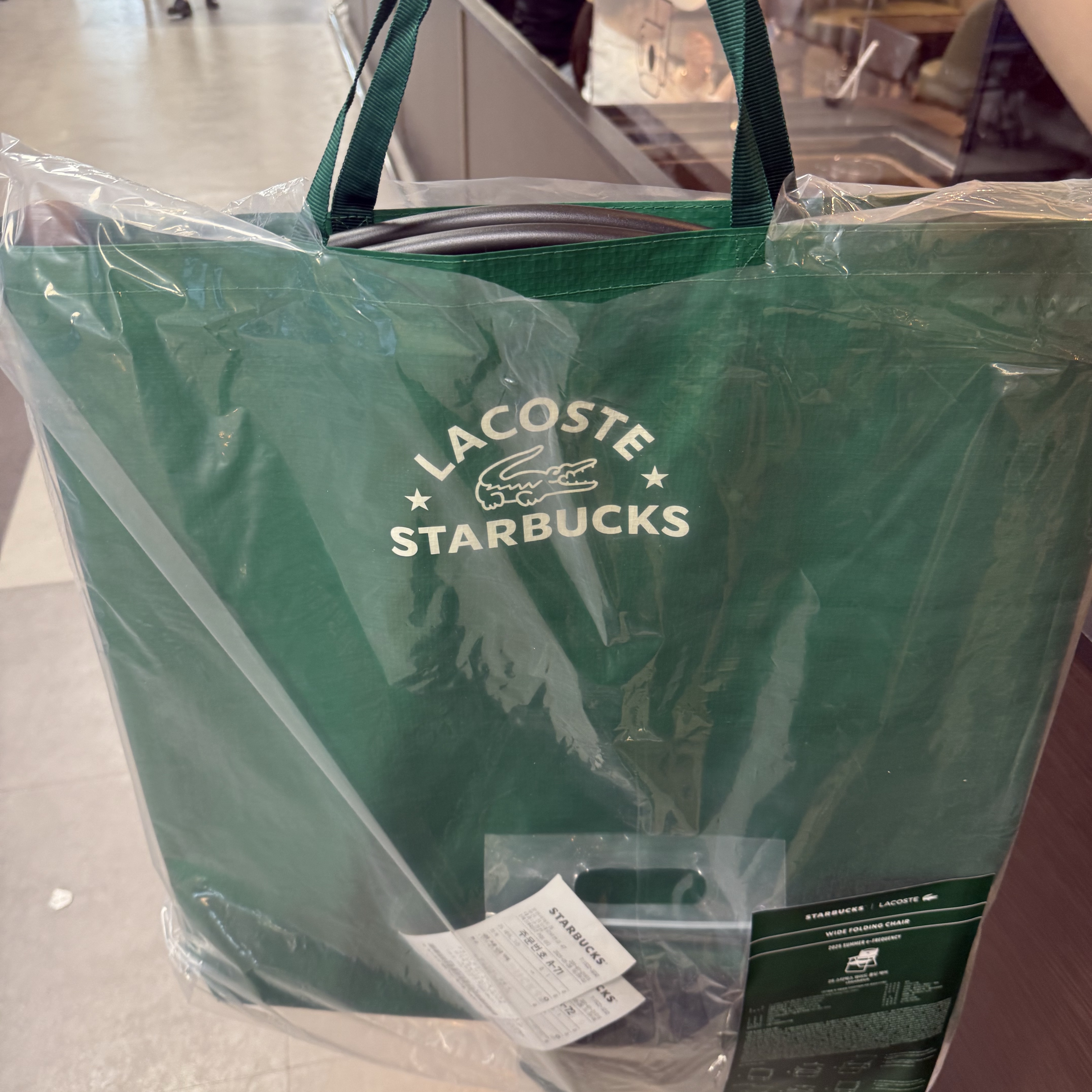 Starbucks x Lacoste Wide Folding Chair Green 착용 스타일