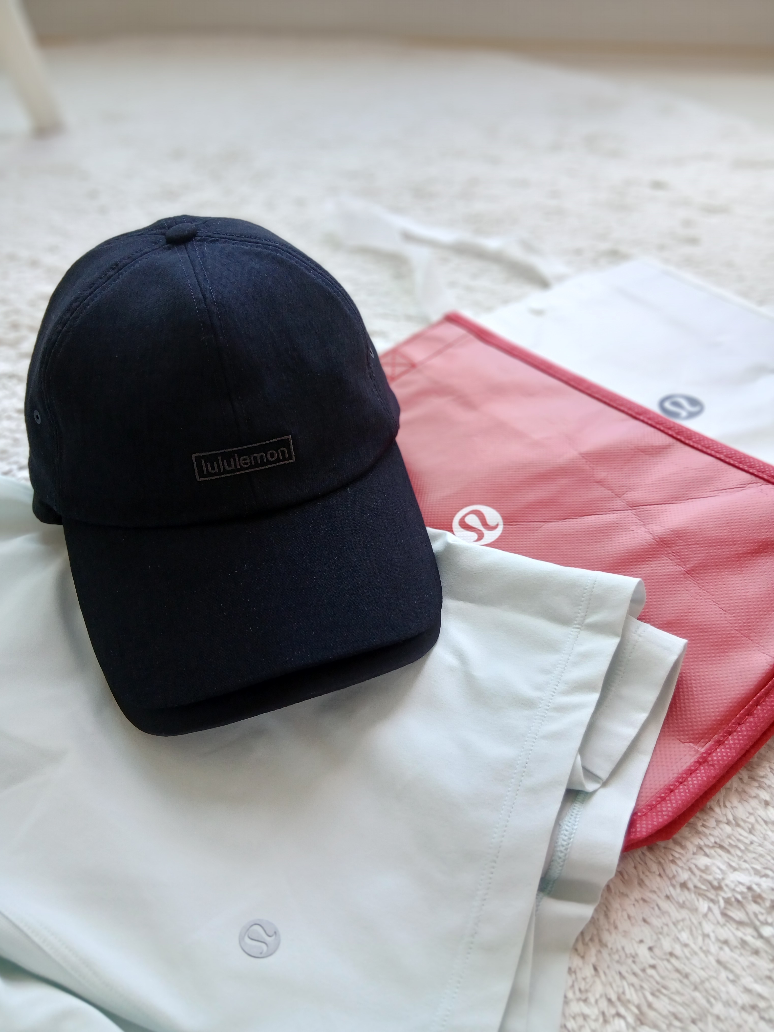 (W) Lululemon Soft Embroidered Baller Hat Black, Lululemon Pace Breaker Linerless Shorts 5 Inch Black 착용 스타일 - 1