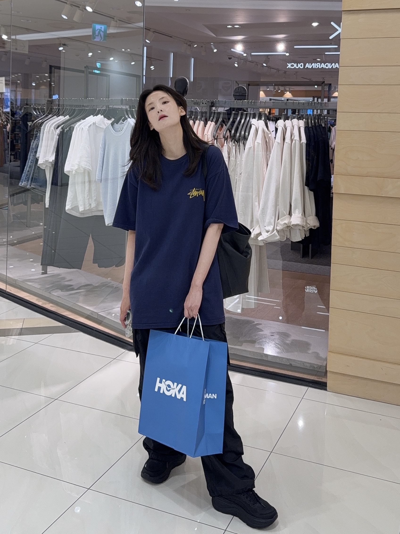 Hoka Bondi 9 Black - Wide, Stussy Ist Lion T-Shirt Navy 착용 스타일 - 4