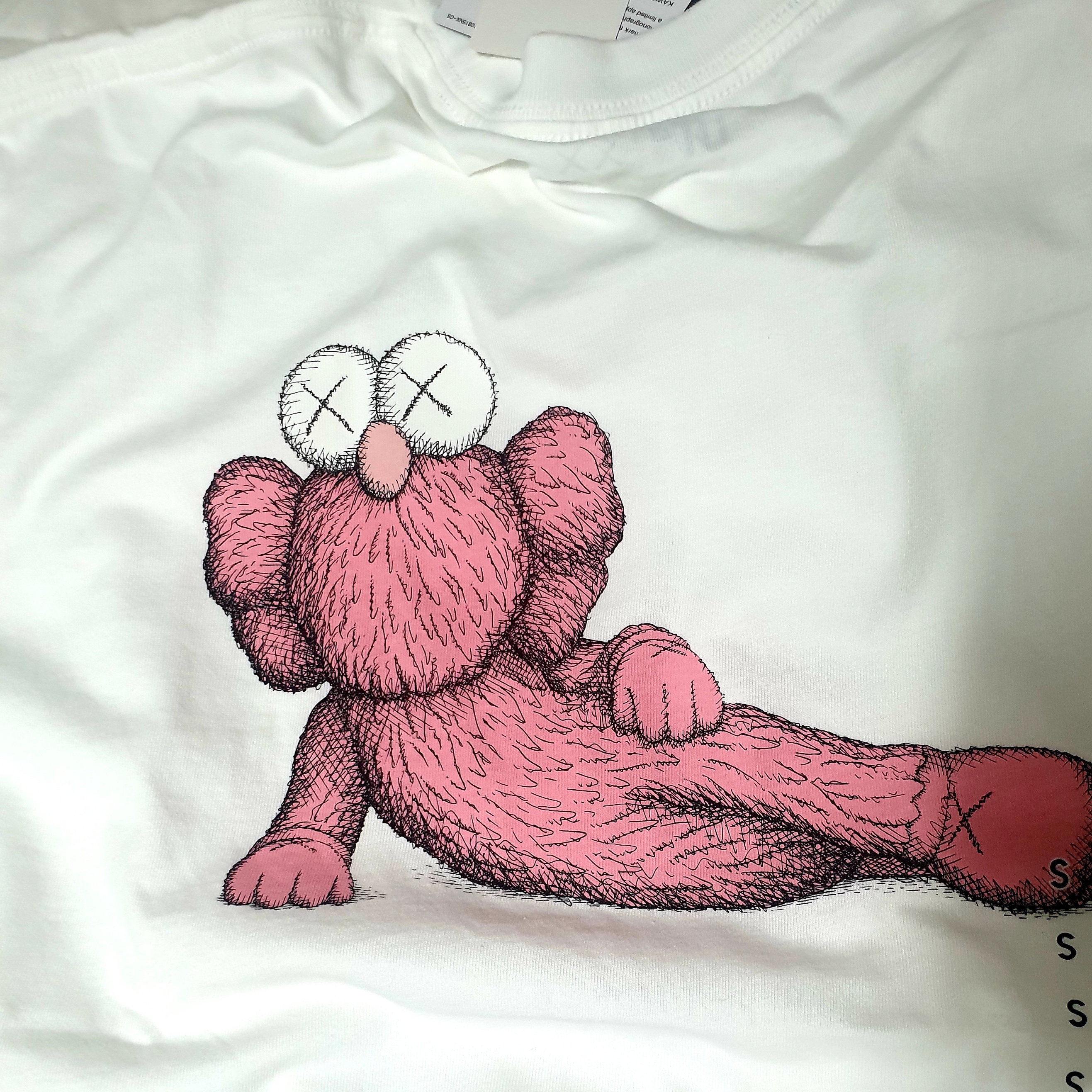 Uniqlo UT x Kaws Short Sleeve Graphic T-Shirt White 착용 스타일