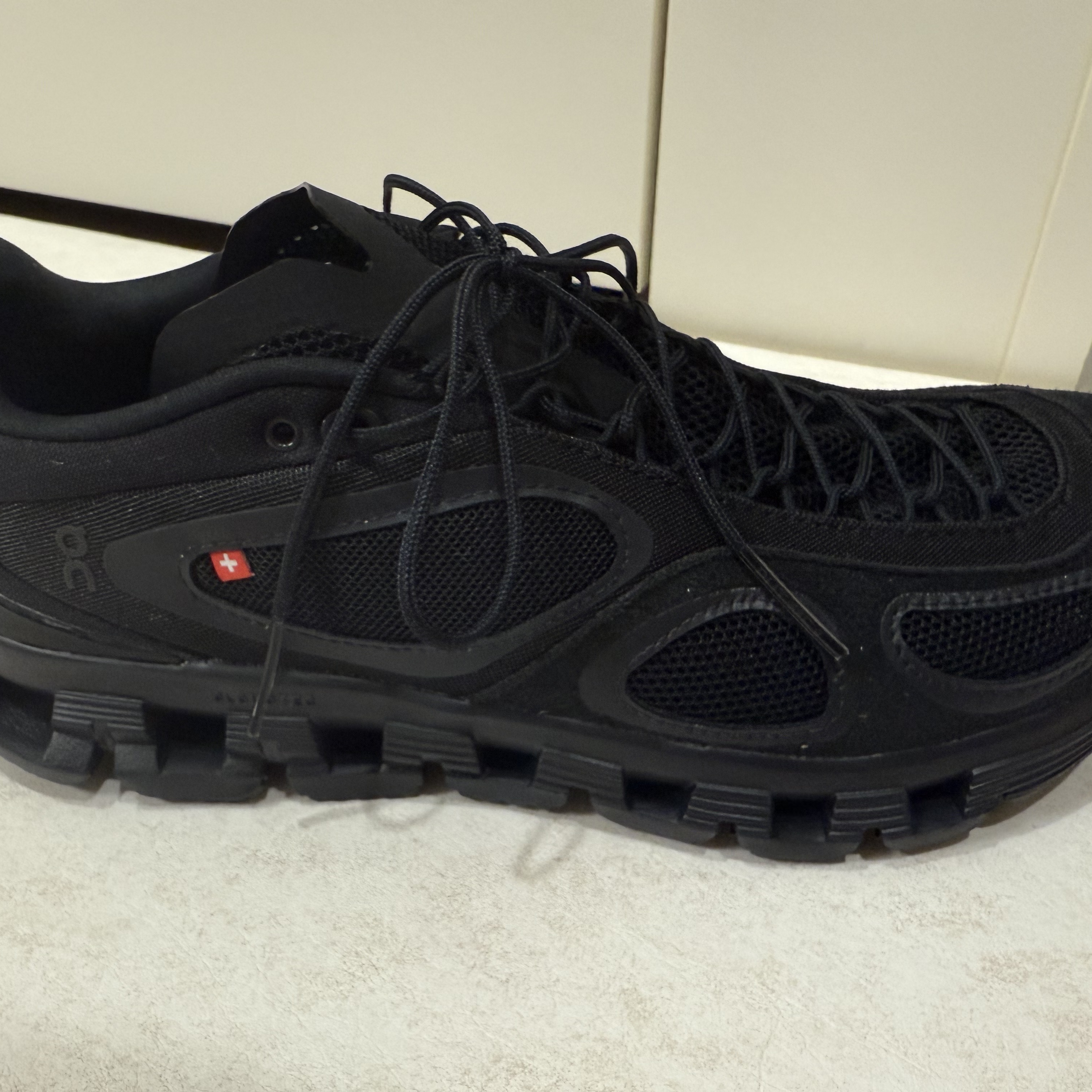 On Running x FKA Twigs Cloud Black 착용 스타일 - 2