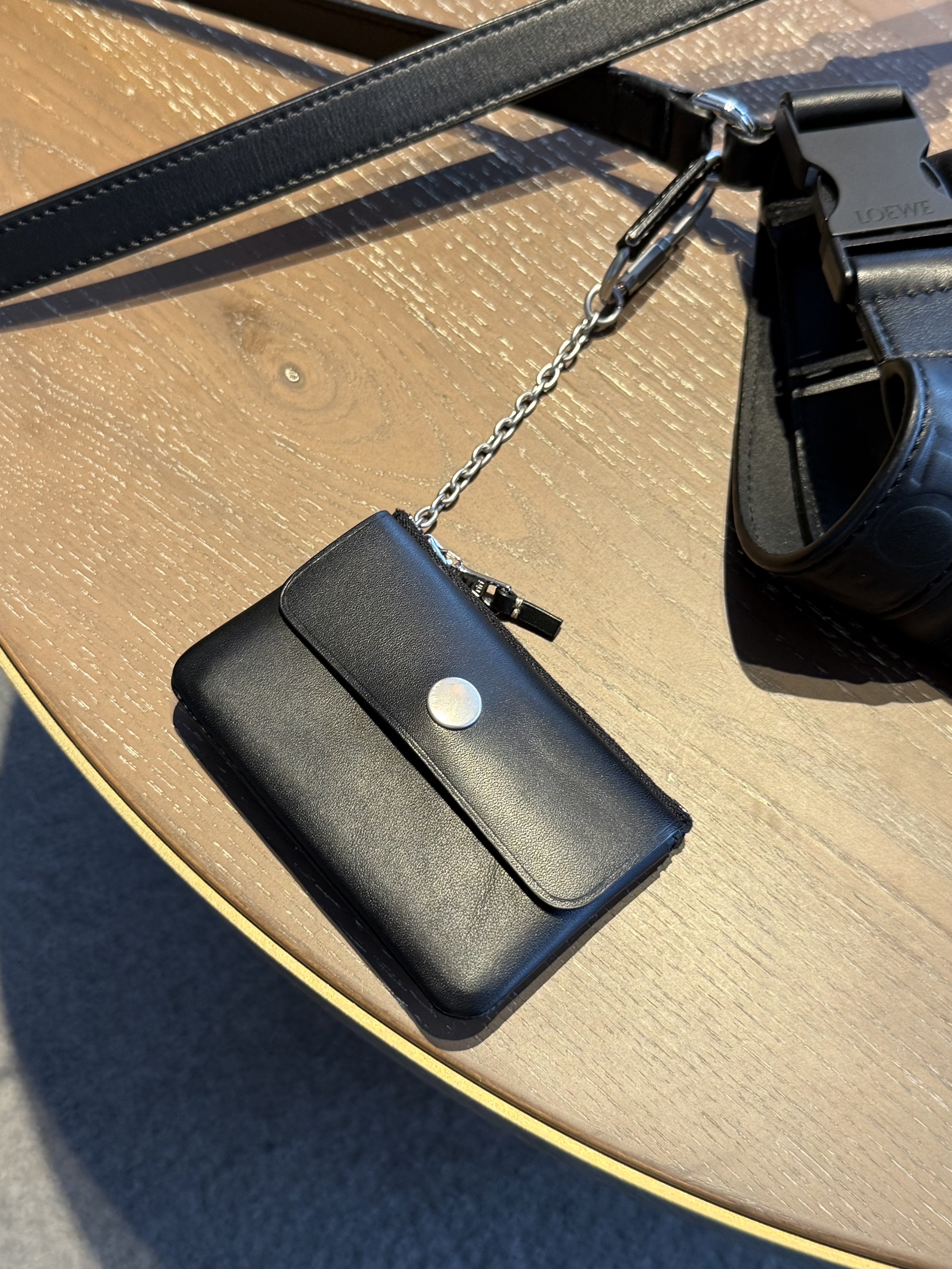 Athe garcon Chain Card Wallet Black 착용 스타일 - 3