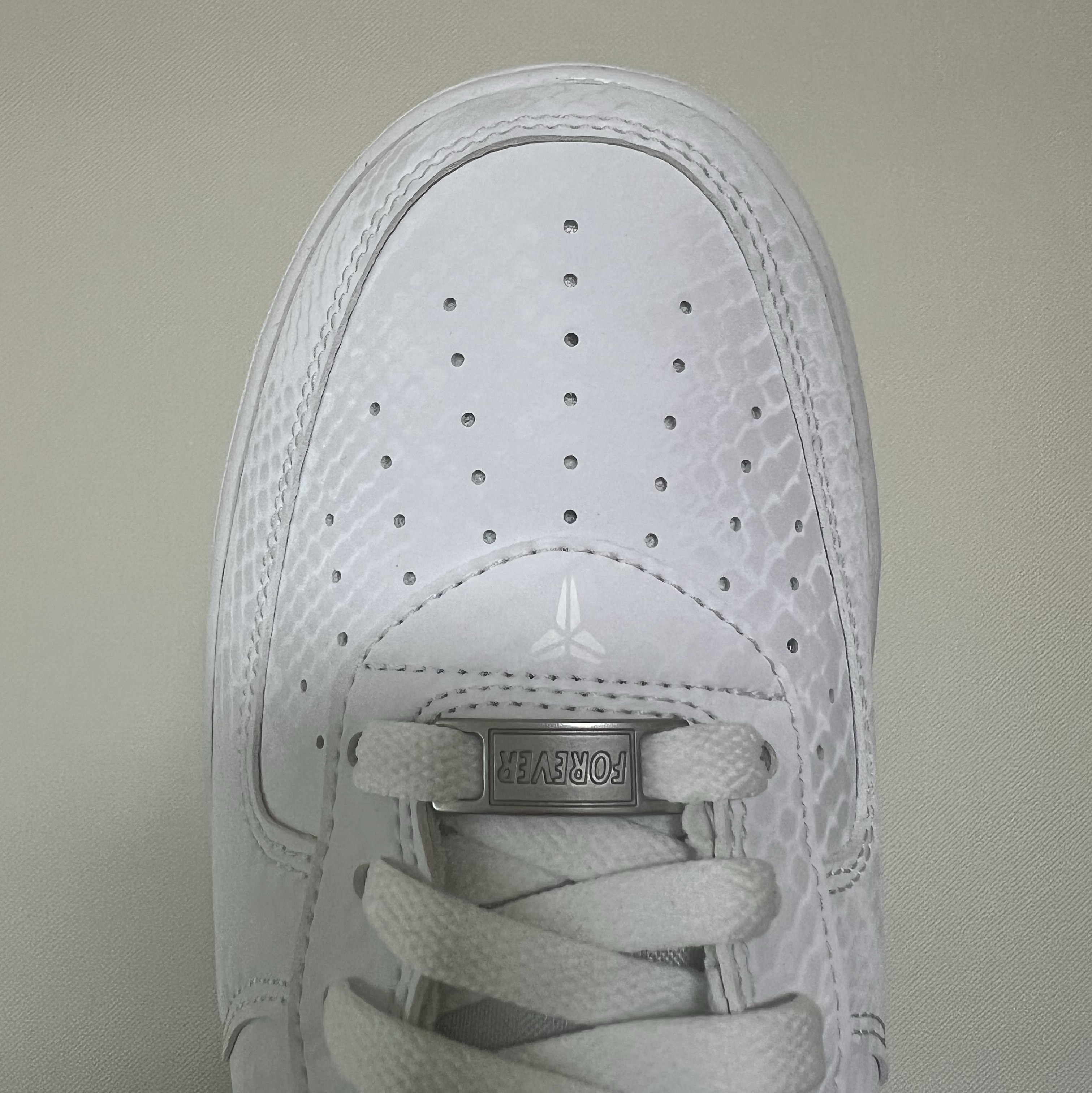 Nike x Kobe Bryant Air Force 1 Low Triple White 착용 스타일 - 3