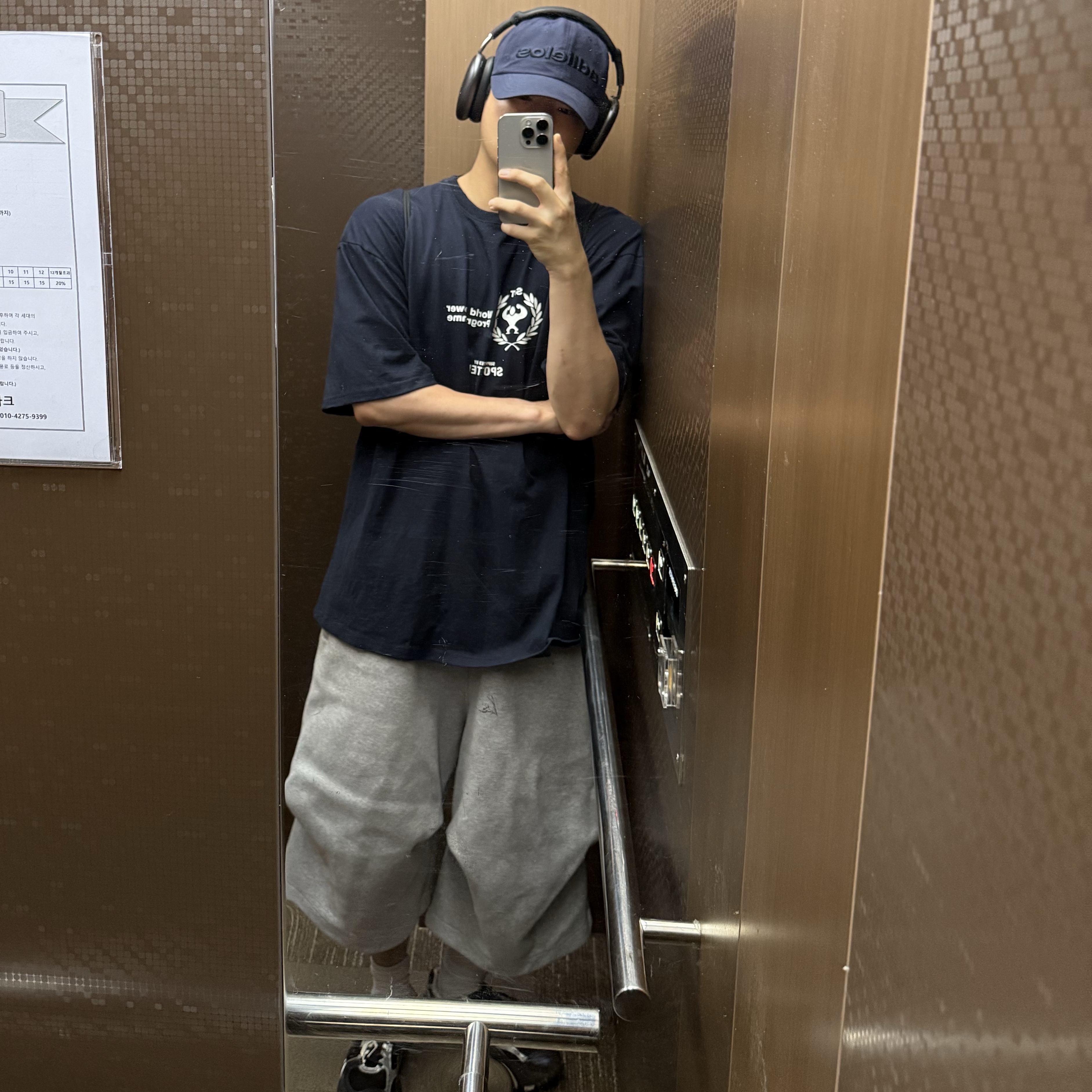 Apple AirPods Max Lightning Space Gray (Korean Ver.), Nonnod Scuba Shorts Grey 착용 스타일